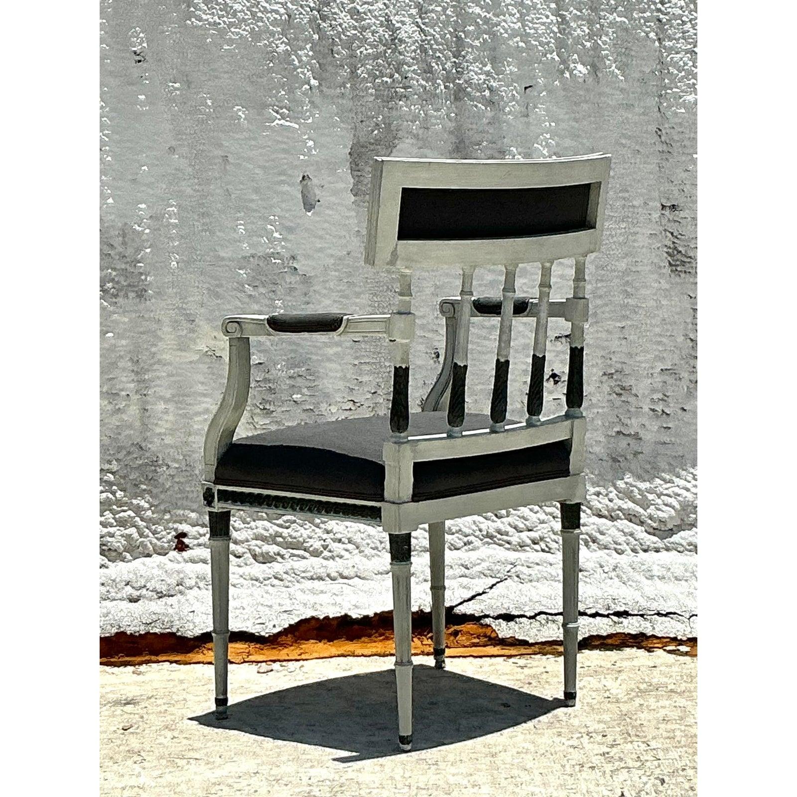 Dieser exquisite Gustavian Arm Chair im Vintage Regency-Stil aus dem 19. Jahrhundert ist ein Zeugnis für zeitloses europäisches Design und meisterhafte Handwerkskunst und wertet Ihre Einrichtung auf. Dieses auffällige Stück verbindet nahtlos