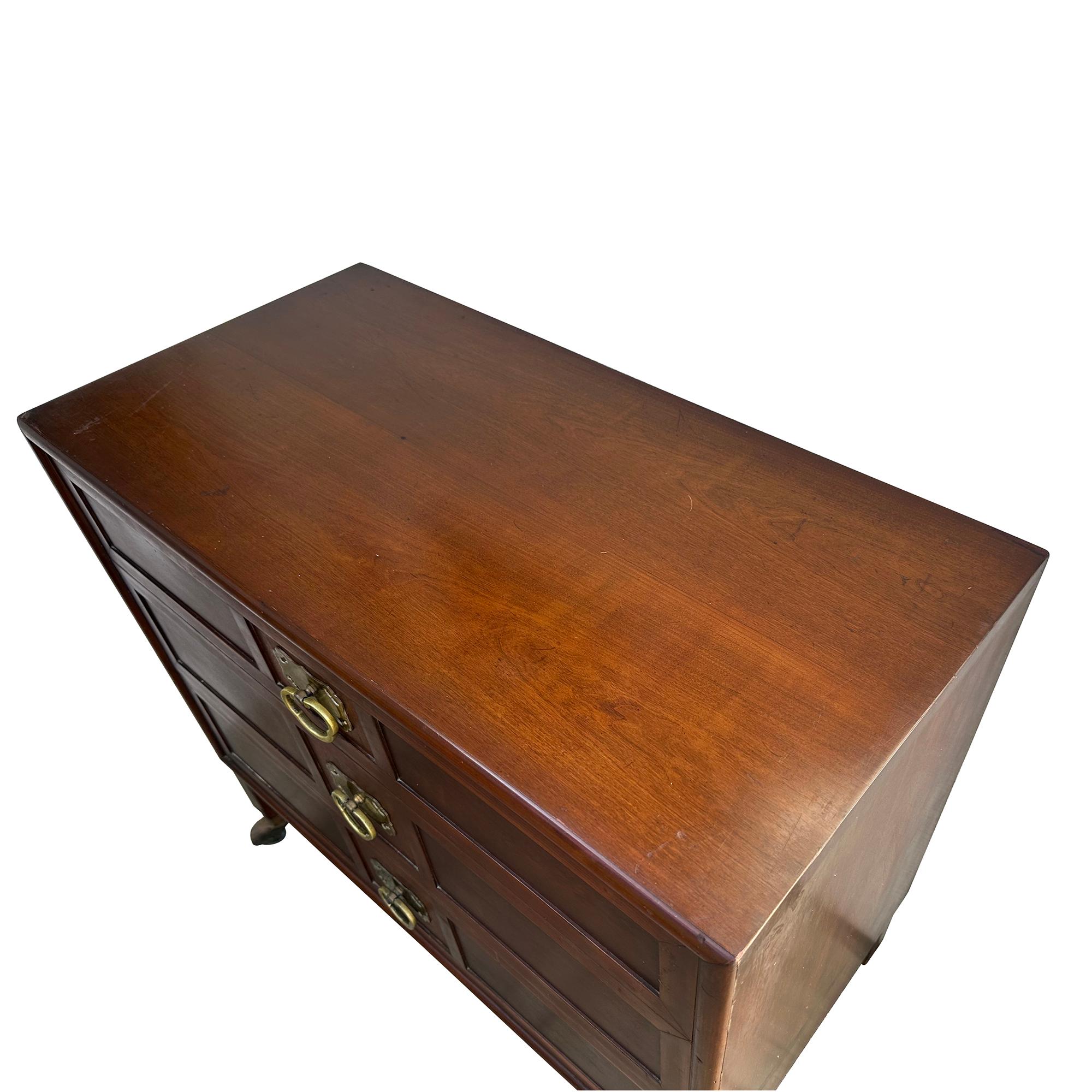 Elegia la tua casa con il Comò a 3 cassetti Vintage Regency, un pezzo che emana eleganza classica e raffinatezza. Un pezzo in legno di grande qualità Realizzato da Treasure House of Colonial Manufacturing Company, questo autentico comò in stile
