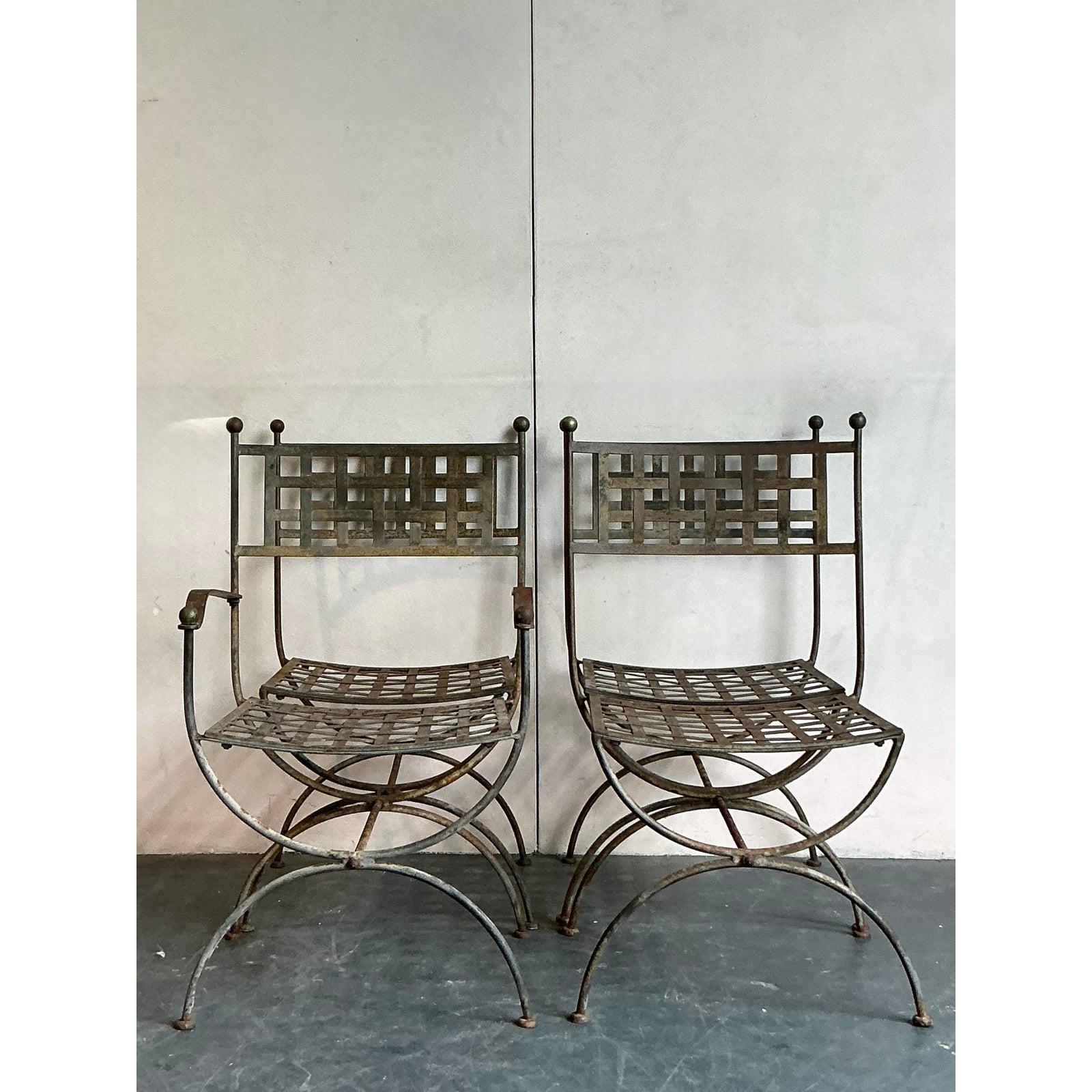 Scopri questo squisito set di quattro sedie da pranzo vintage in ferro battuto, ispirato al famoso design 