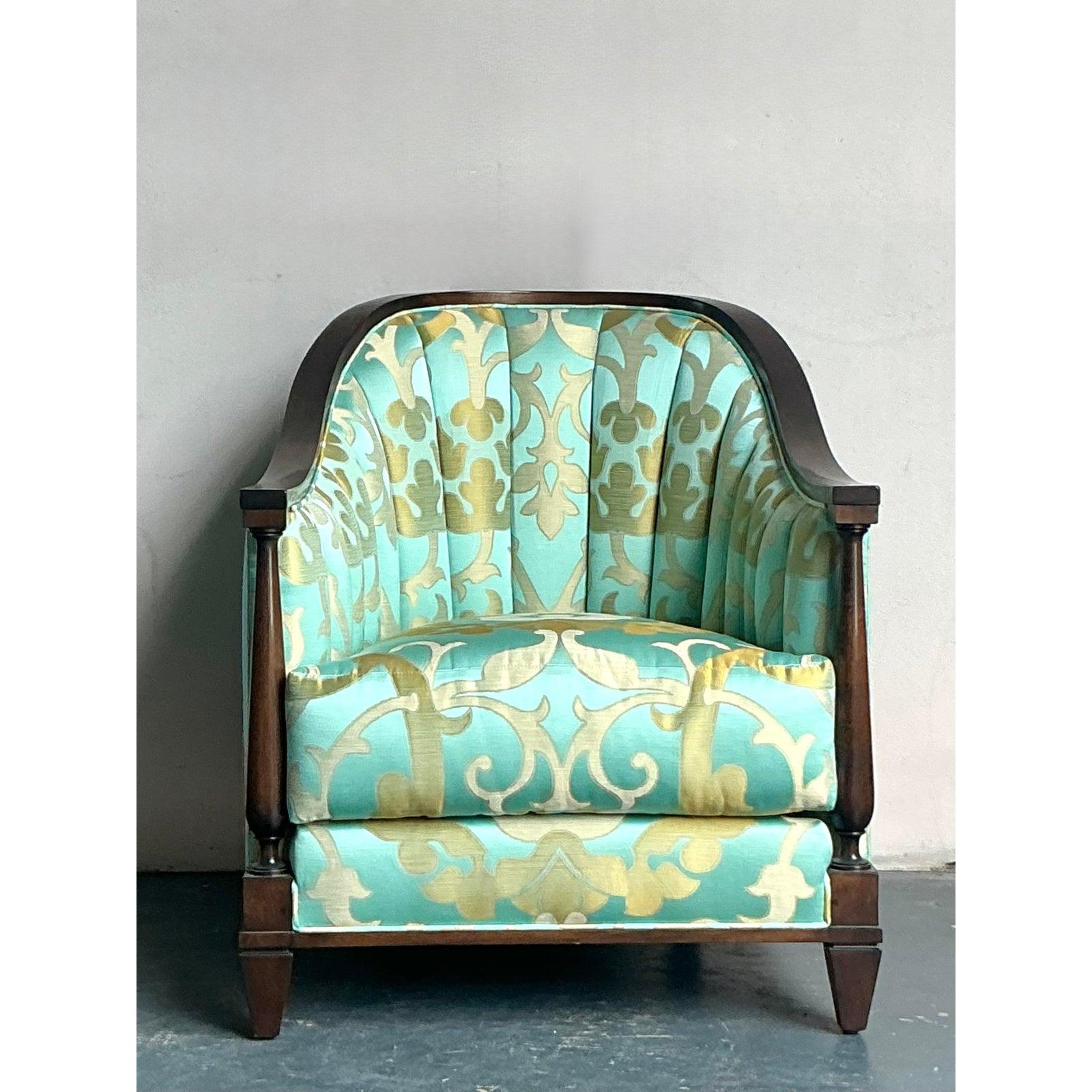 Évoquez la grandeur d'une époque révolue avec cette exquise chaise longue de style Vintage Regency, qui rappelle les designs sophistiqués popularisés par Andre Arbus. Ce superbe meuble présente d'élégantes coutures le long de son dossier