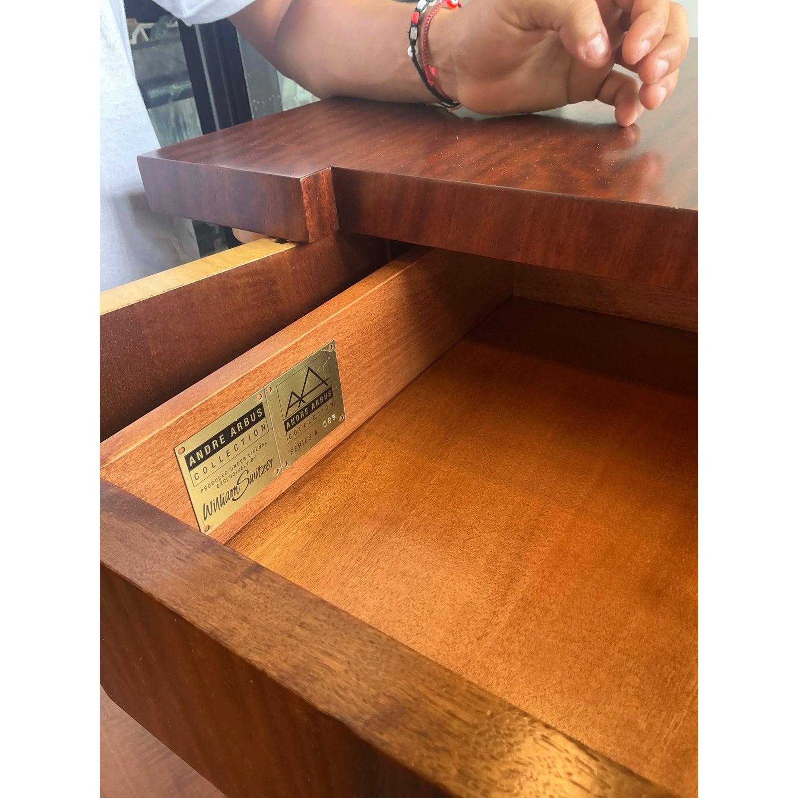 Ti presentiamo un eccezionale mobile d'epoca realizzato nel distinto stile Hollywood Regency, che richiama i magistrali design di André Arbus per William Switzer. Questo squisito pezzo è una celebrazione di materiali lussuosi e di una maestria senza