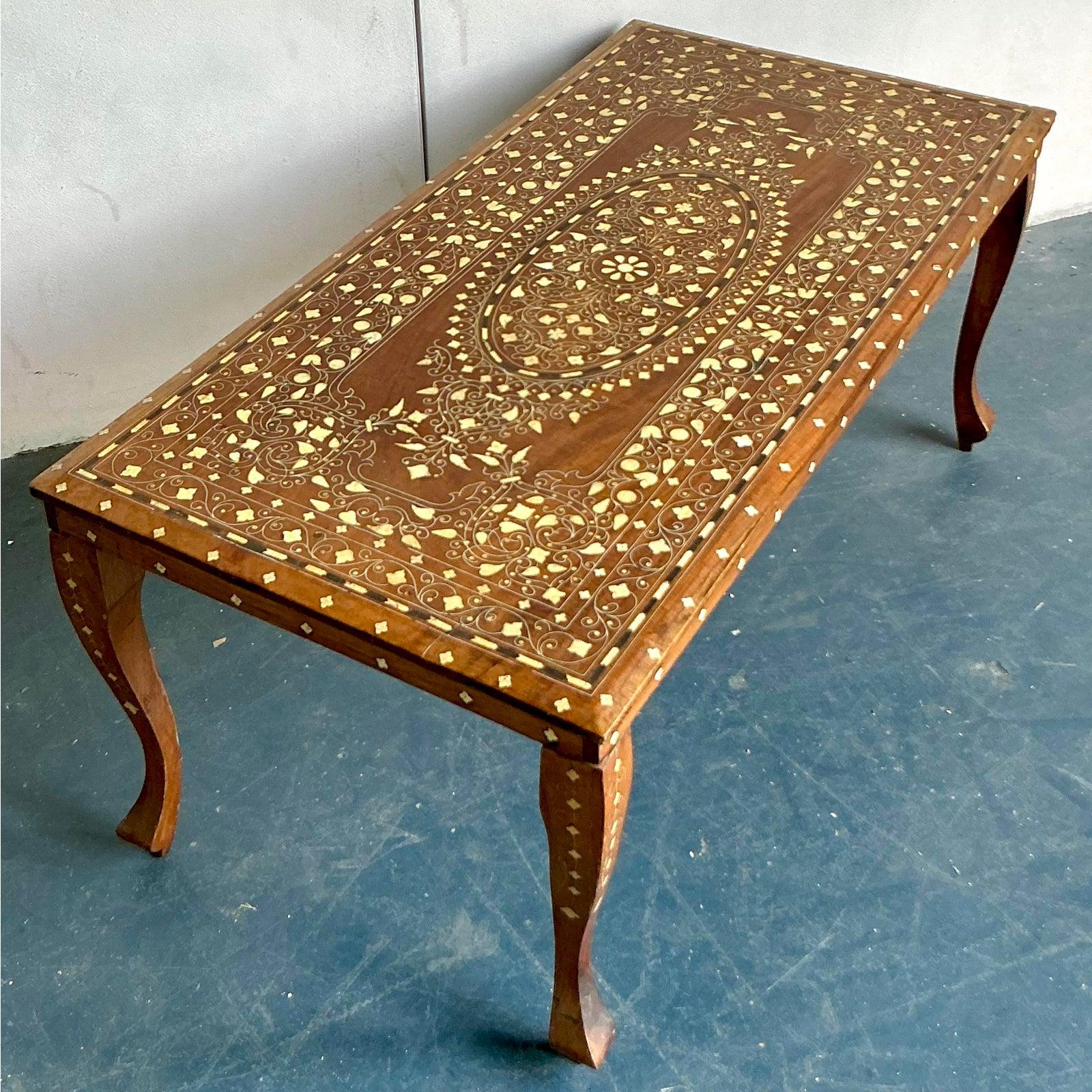 XX secolo Tavolino da caffè vintage Regency a intarsio anglo-indiano in vendita