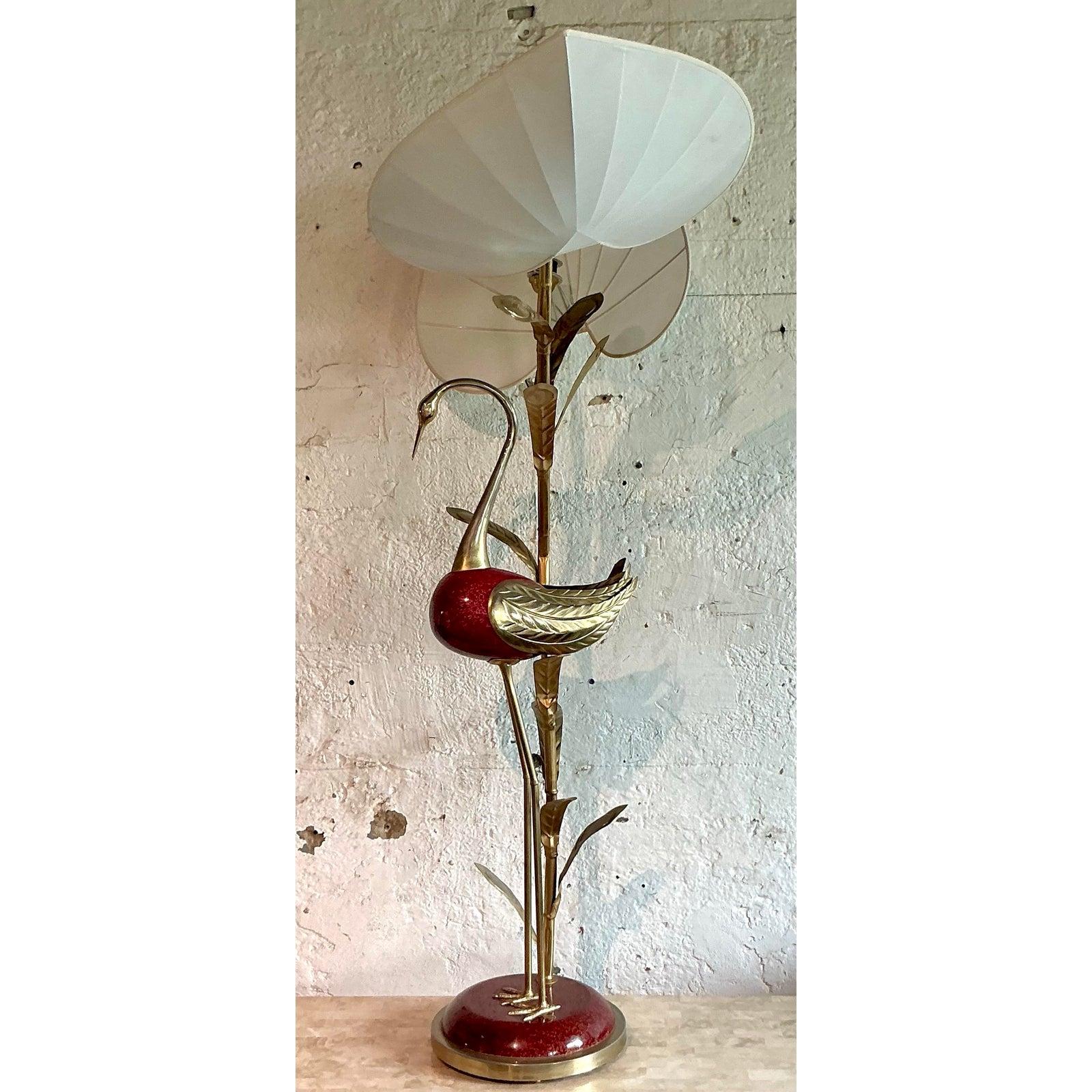 Haz una declaración inolvidable con esta magnífica lámpara de pie vintage con forma de flamenco, obra del legendario diseñador italiano Antonio Pavia. Esta lámpara, una obra maestra de la opulencia de la época de la Regencia de Hollywood, presenta