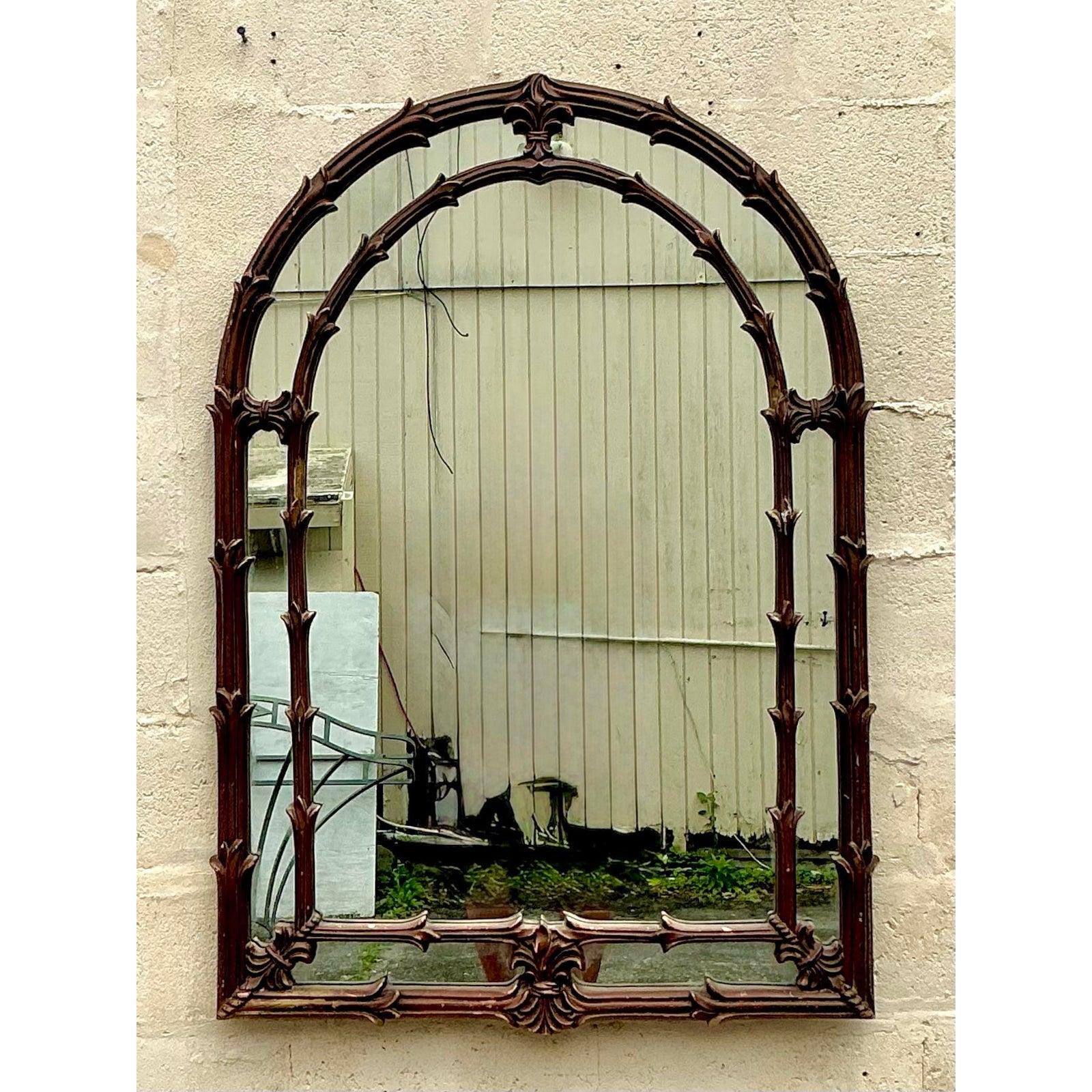 Eleva il tuo spazio con questo squisito specchio ad arco in stile Regency vintage, caratterizzato da una suggestiva cornice in finto bambù o rami. La finitura in legno scuro si integra perfettamente con i delicati dettagli intagliati, donando un