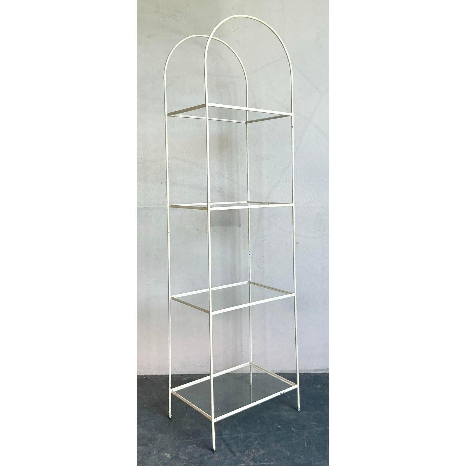 Infunde a tu espacio elegancia arquitectónica y un toque de glamour Hollywood Regency con esta llamativa étagère. Su espectacular armazón arqueado, fabricado en elegante hierro, crea una sofisticada silueta que recuerda a un clásico enrejado de