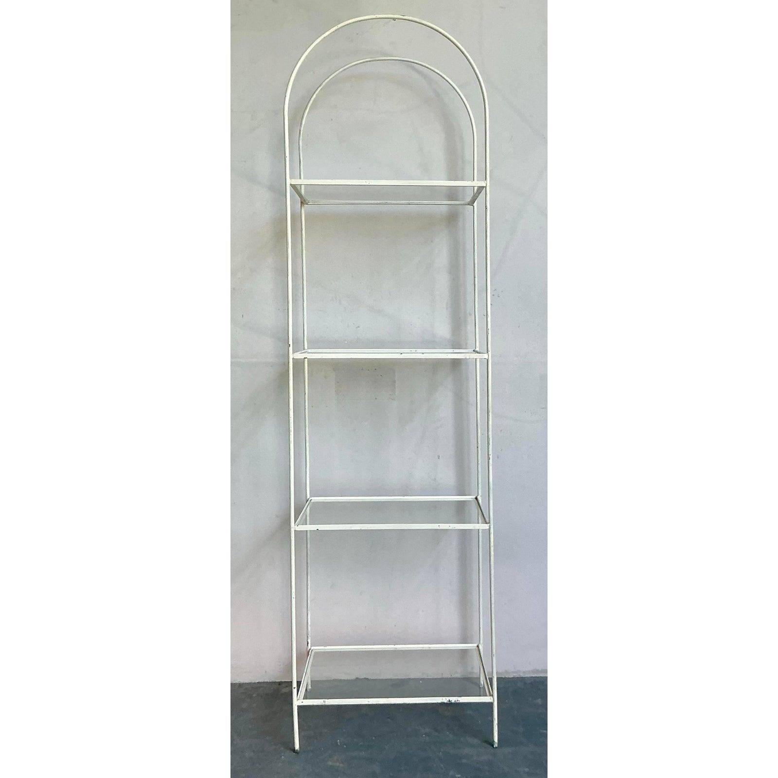 Estantería de hierro arqueada Vintage Regency Minimalista en venta