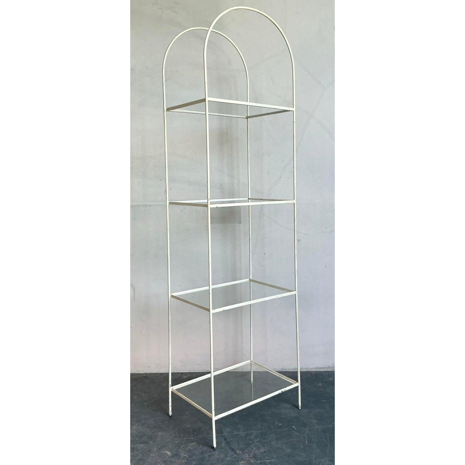 Estantería de hierro arqueada Vintage Regency Estadounidense en venta