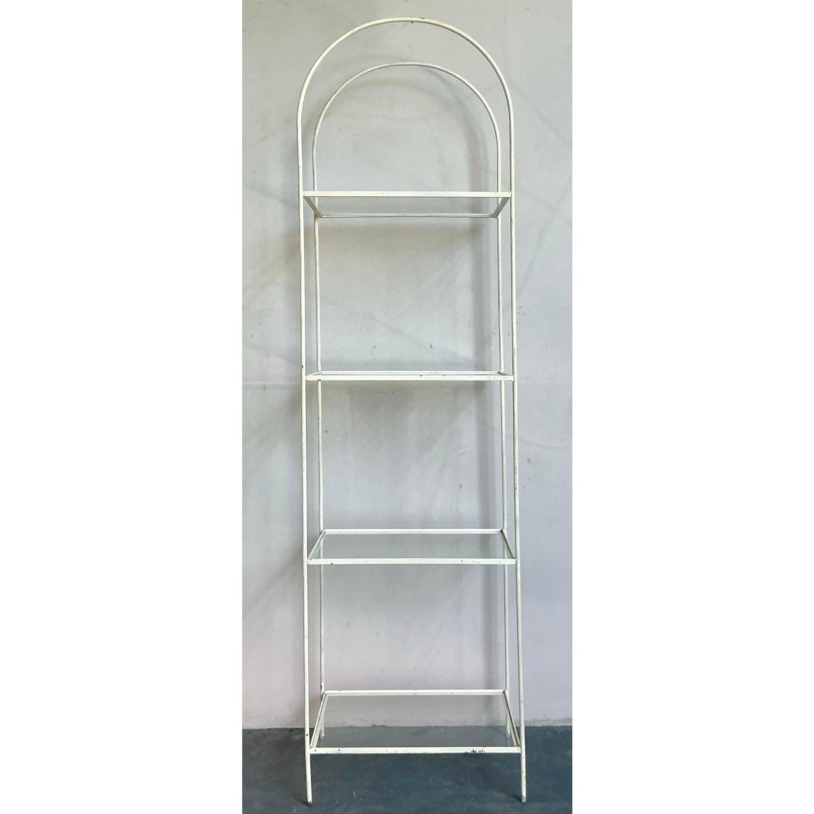 Estantería de hierro arqueada Vintage Regency en Bueno estado para la venta en West Palm Beach, FL