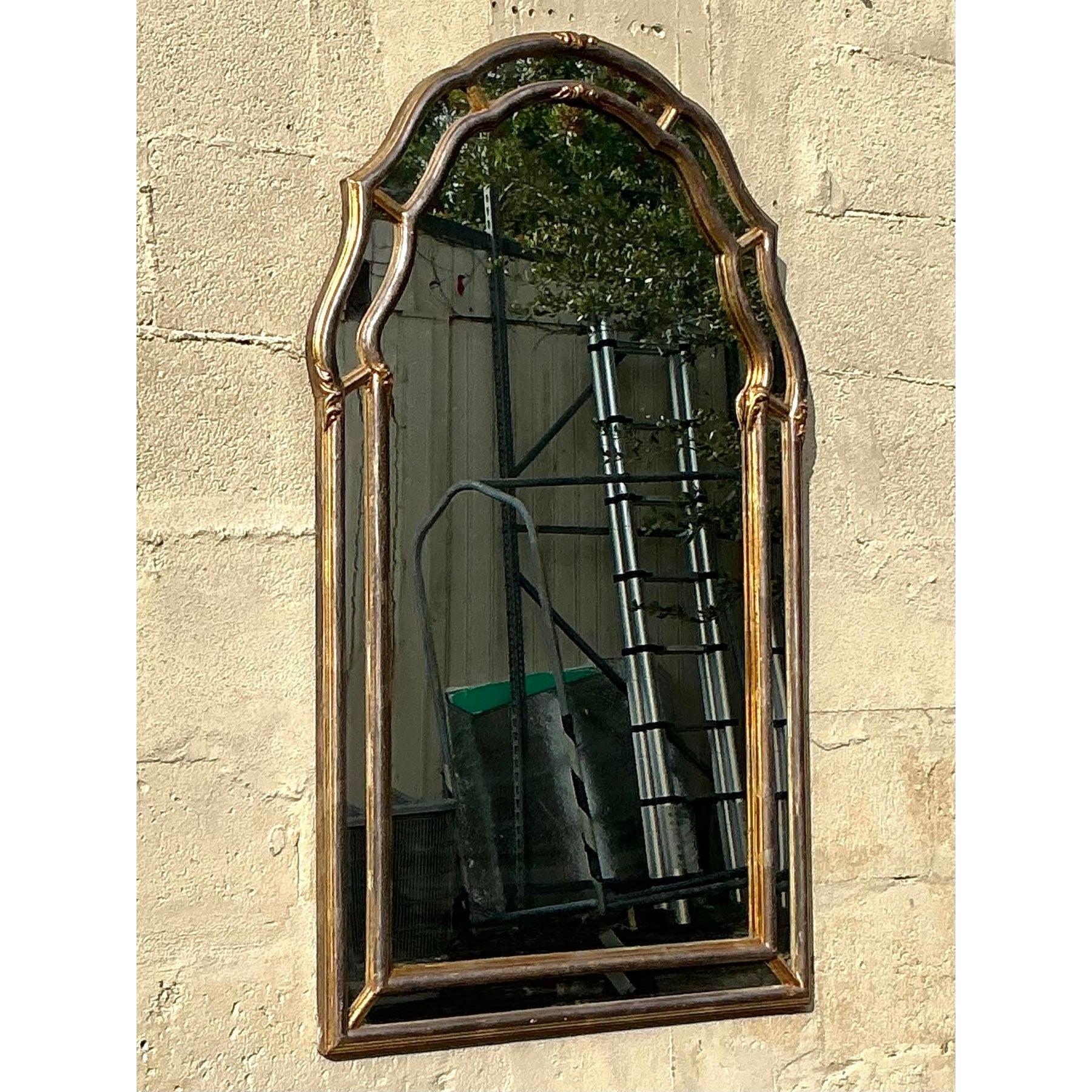 Eleganza di questo specchio d'epoca Regency con arco in argento dorato. Caratterizzato da una silhouette graziosamente arcuata e da delicati dettagli in argento dorato, questo specchio emana una raffinatezza senza tempo. Perfetto per ingressi,