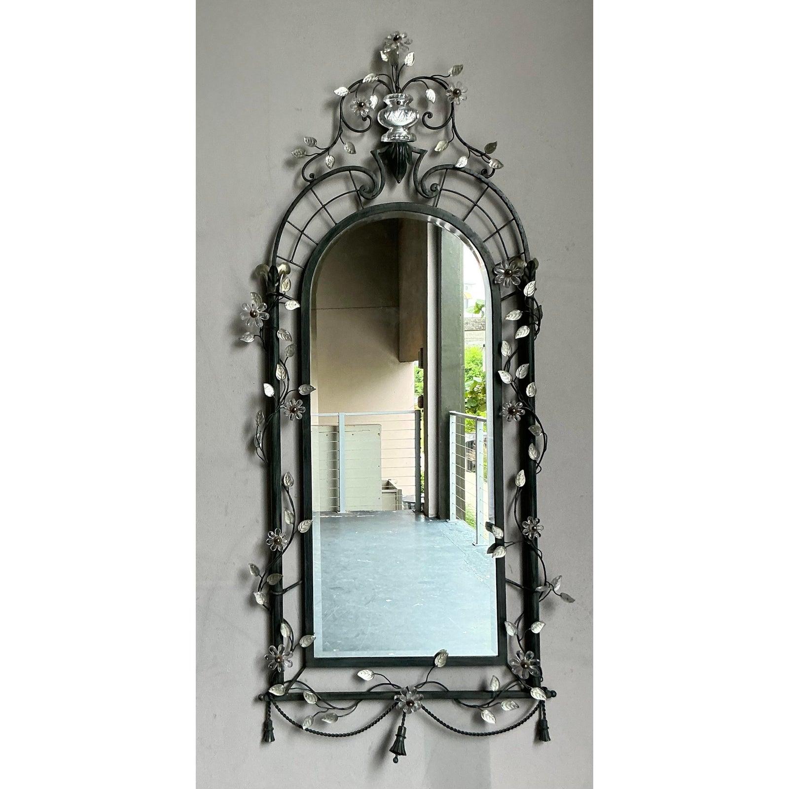 Eleva i tuoi interni con questo splendido specchio ad arco vintage Hollywood Regency, squisitamente dettagliato con un motivo a vite ornato. Questo elegante pezzo cattura il fascino opulento dell'epoca Regency, con una graziosa cornice ad arco