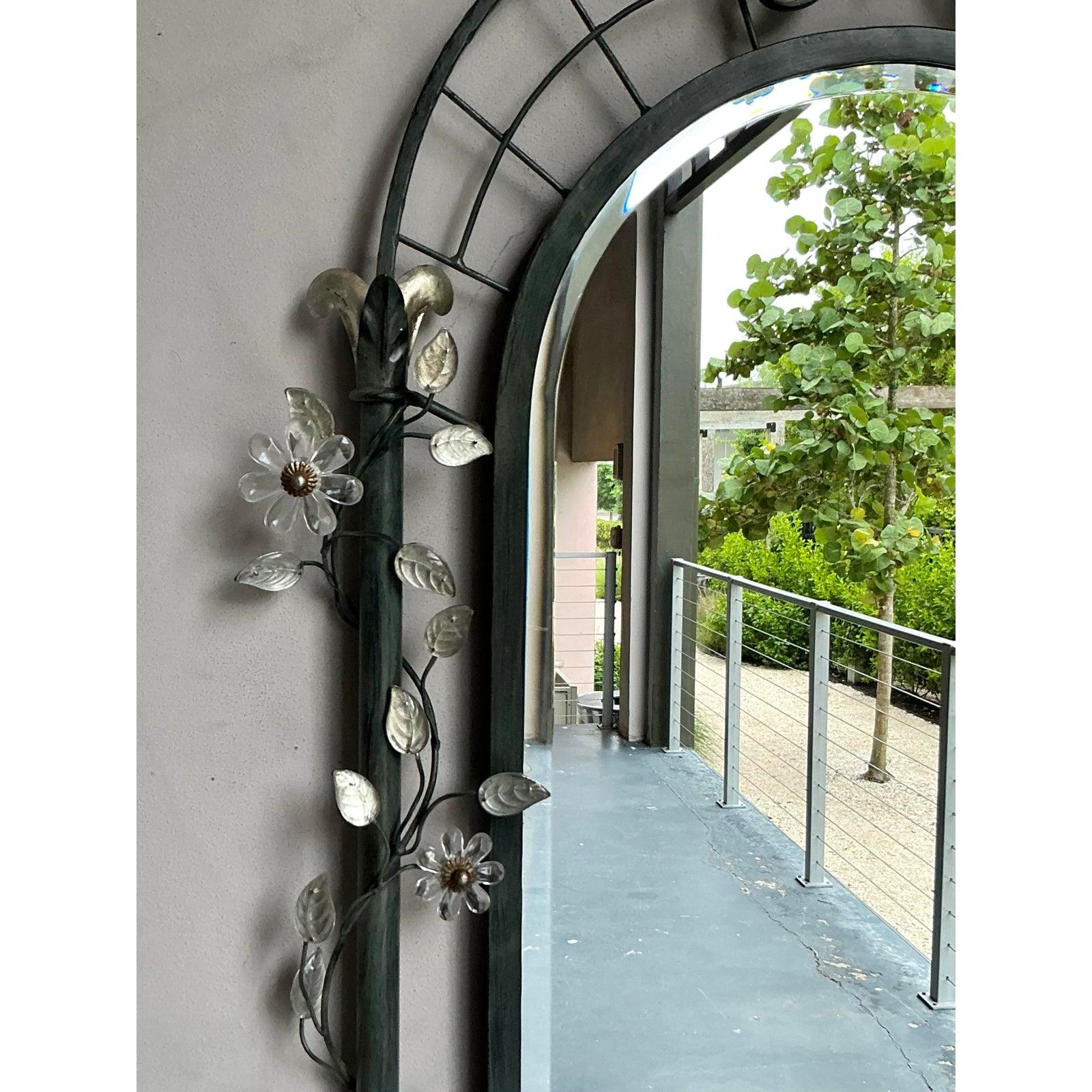 Americano Specchio vintage Regency con arco a vite in vendita