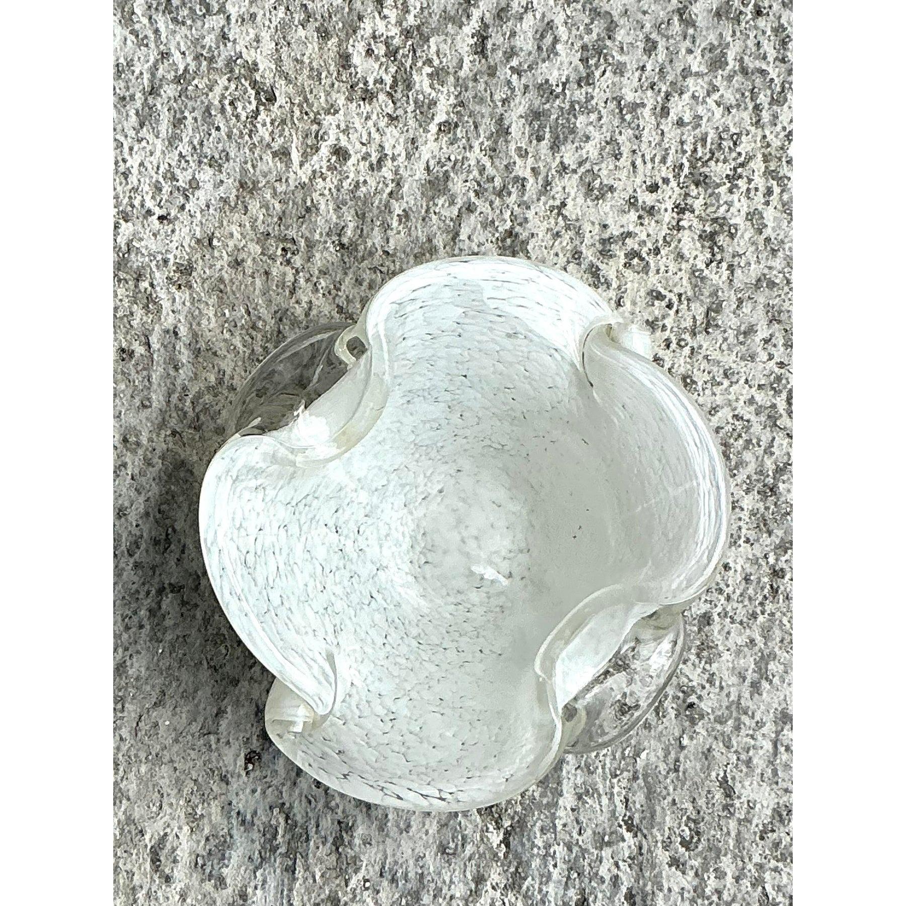Este exquisito cuenco vintage de cristal artístico presenta un delicado diseño moteado en blanco con una forma orgánica fluida, que recuerda al arte del cristal de Murano. La artesanía soplada a mano resalta la belleza escultural del cuenco, con