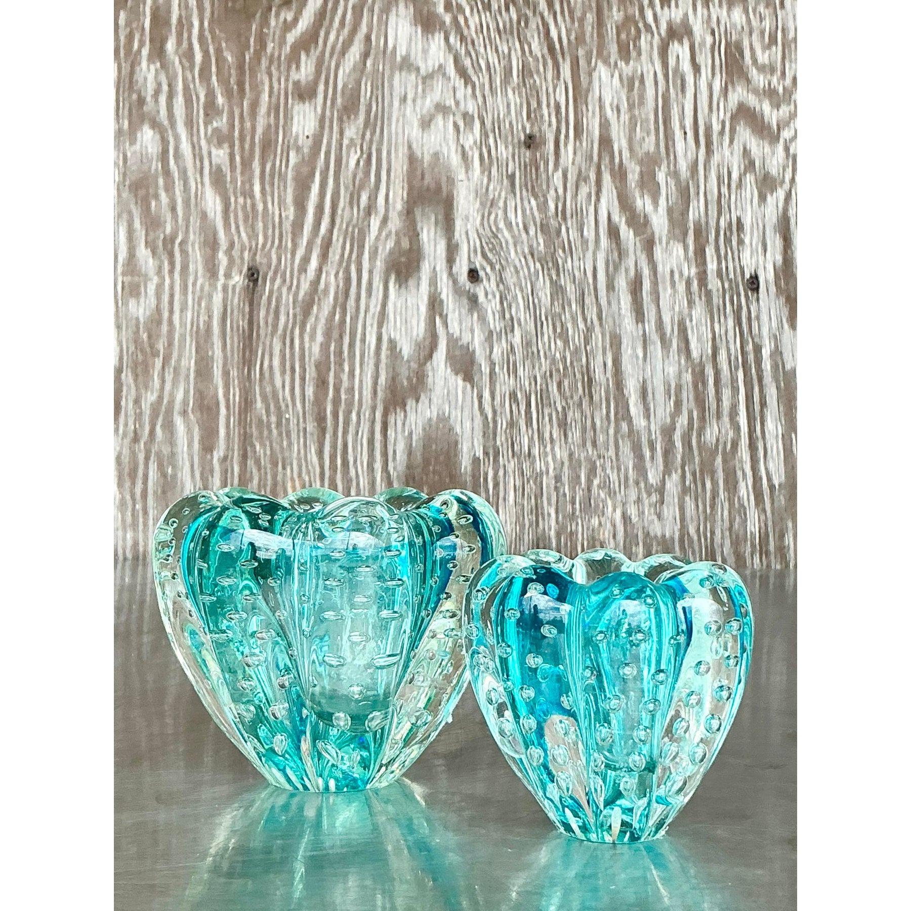 Cet ensemble exquis de deux bols en verre d'art vintage présente une teinte turquoise envoûtante avec des bulles contrôlées complexes, inspirées de l'artisanat classique de Murano. Leurs bords sculpturaux et ébouriffés et leur dégradé du clair au