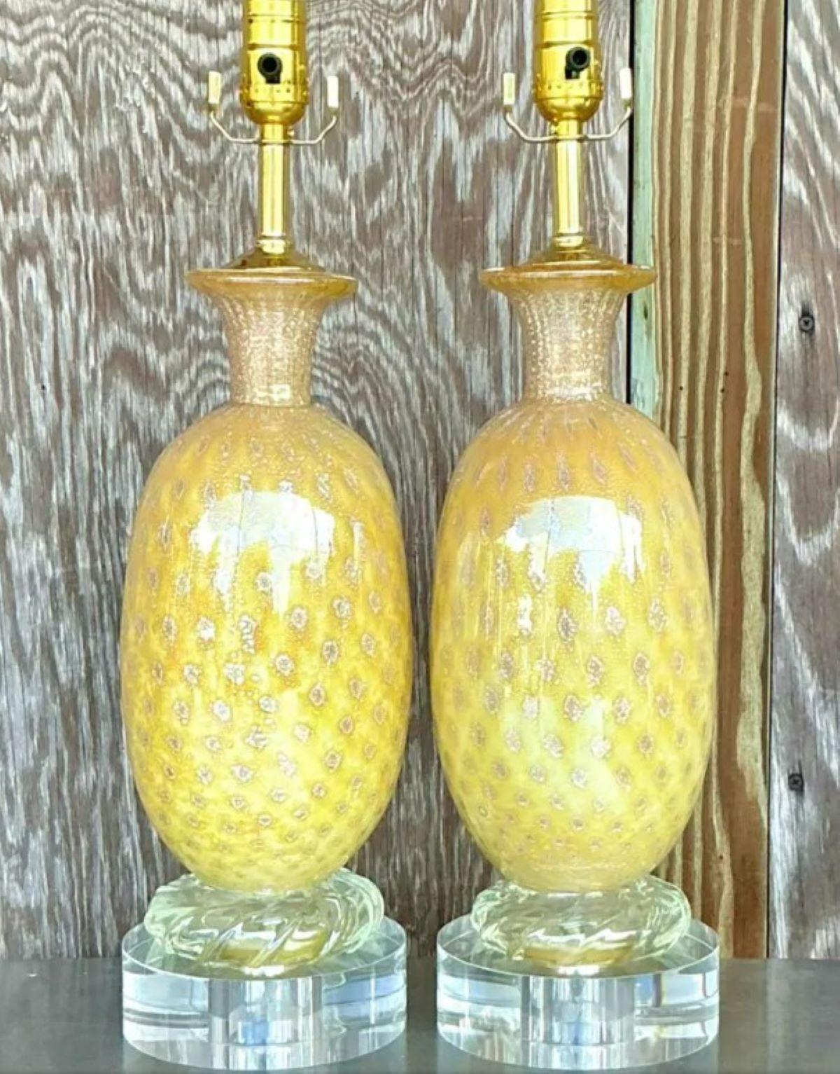 Verre de Murano Paire de lampes en verre d'art Regency d'après Murano en vente
