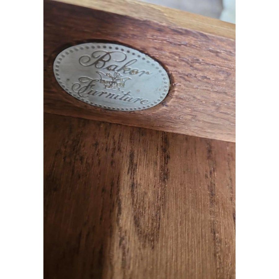 Introduce la elegancia atemporal en tu hogar con este exquisito par de Mesas Auxiliares Vintage Regency Baker Brass Gallery. Cada mesa presenta un hermoso cuerpo de caoba adornado con una delicada galería de latón que complementa a la perfección su