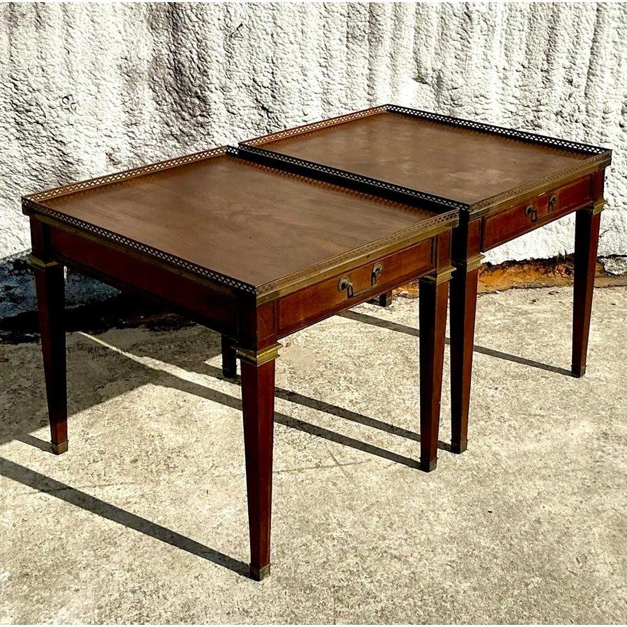 Pareja de Mesas Auxiliares Vintage Regency Baker Brass Gallery Regencia