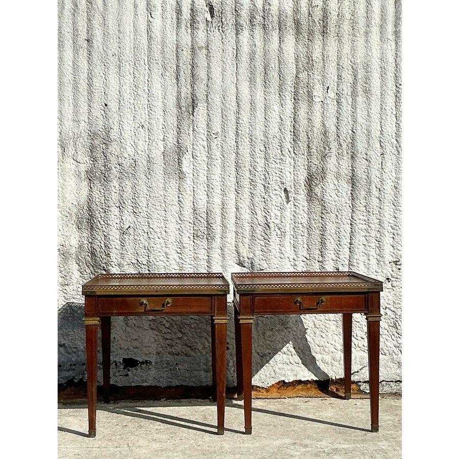Pareja de Mesas Auxiliares Vintage Regency Baker Brass Gallery Estadounidense