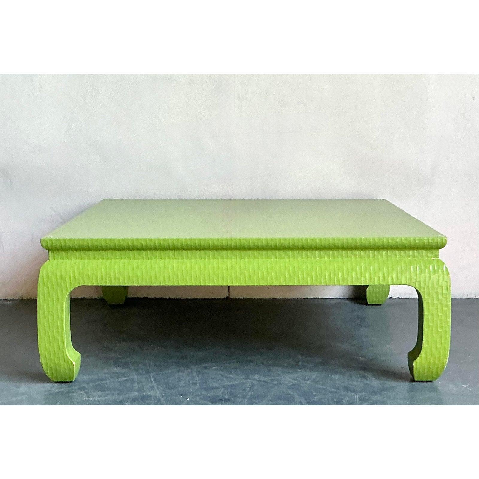 Crea una dichiarazione di design indimenticabile con questo iconico tavolino vintage in stile Ming, realizzato da Baker Furniture, rinomato produttore americano. Questo pezzo è una masterclass nel glamour di Hollywood Regency, con una sostanziale