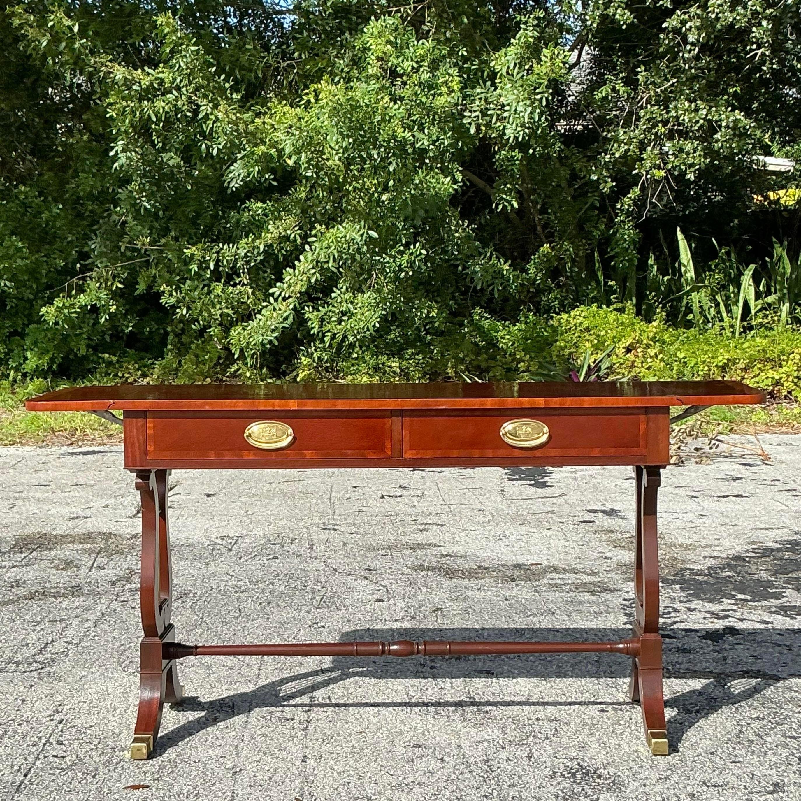 Eleva tu decoración con esta Mesa Consola Extensible Vintage Regency Baker Lyre. Con los icónicos soportes en forma de lira, esta pieza encarna la elegancia del diseño de la Regencia con una sorprendente mezcla de sofisticación clásica y