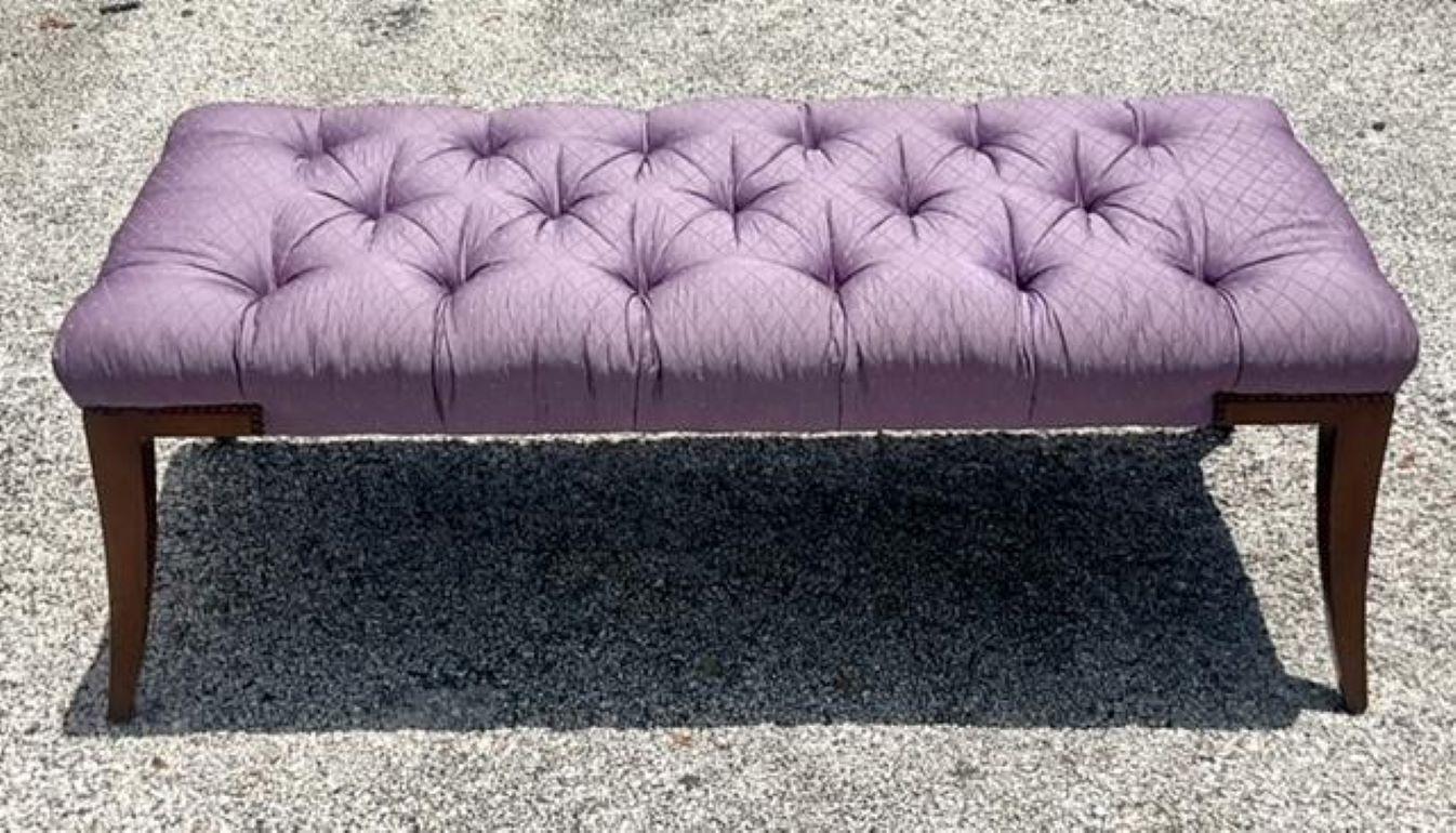 Transformez votre espace avec ce banc touffeté Baker de Vintage Regency. Fabriqué avec une attention exquise aux détails par Baker Furniture, ce banc incarne l'élégance et la sophistication américaines avec son design intemporel et son luxueux
