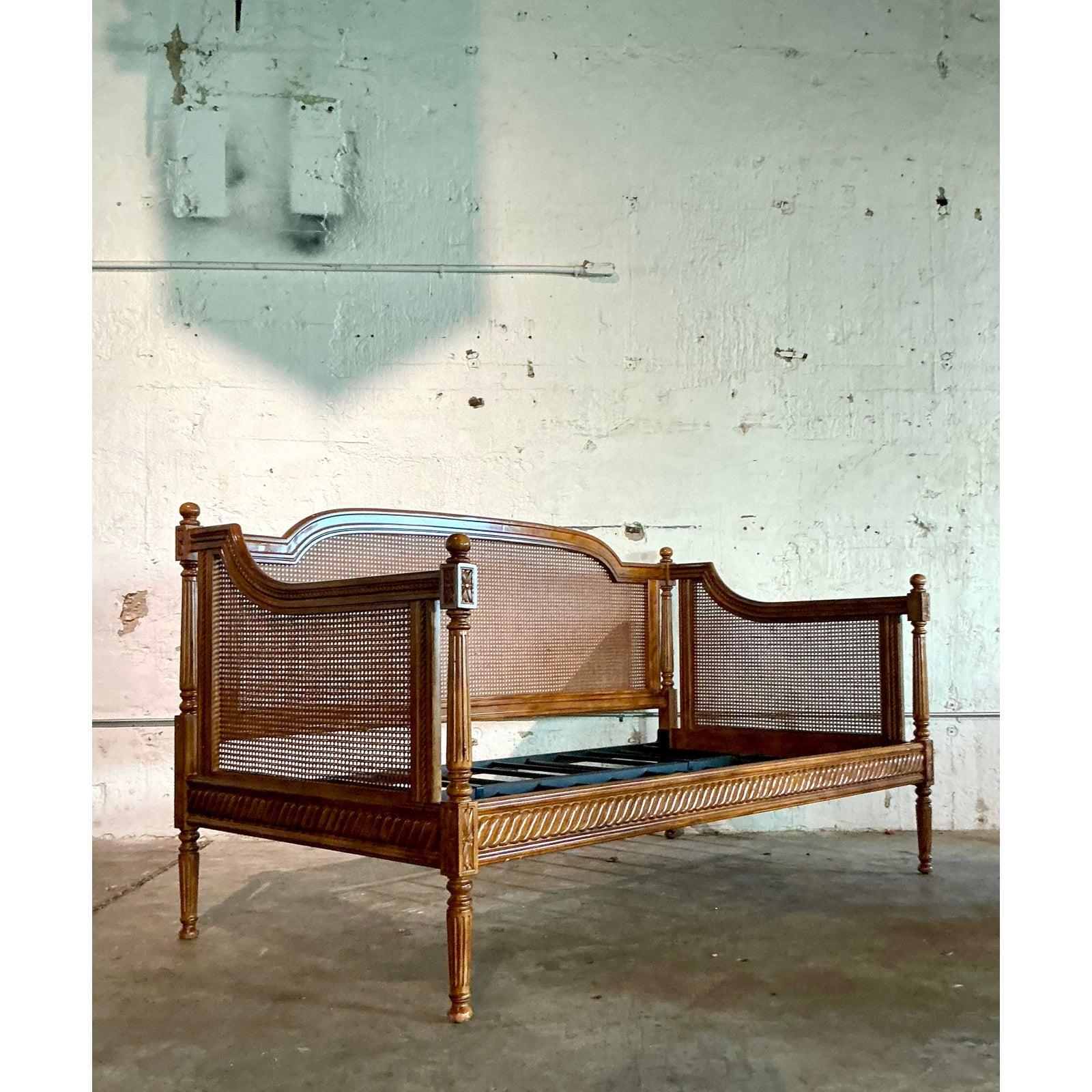 Exemple exquis de l'élégance néoclassique, ce lit de jour à baldaquin vintage de Ballard Designs témoigne d'un style intemporel d'inspiration européenne. Méticuleusement fabriqué en bois massif avec une finition chaude et lumineuse, son design se