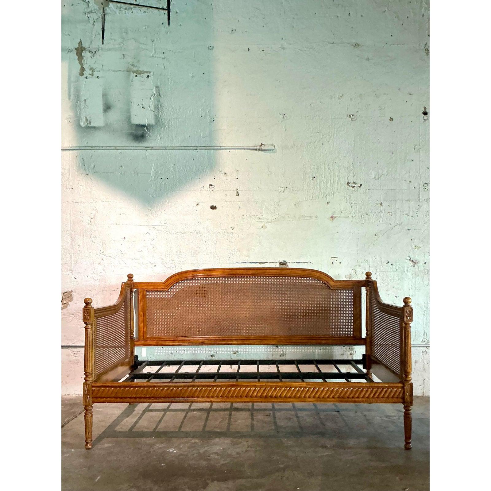 Américain Lit de jour Vintage Regency Ballard Cane en vente