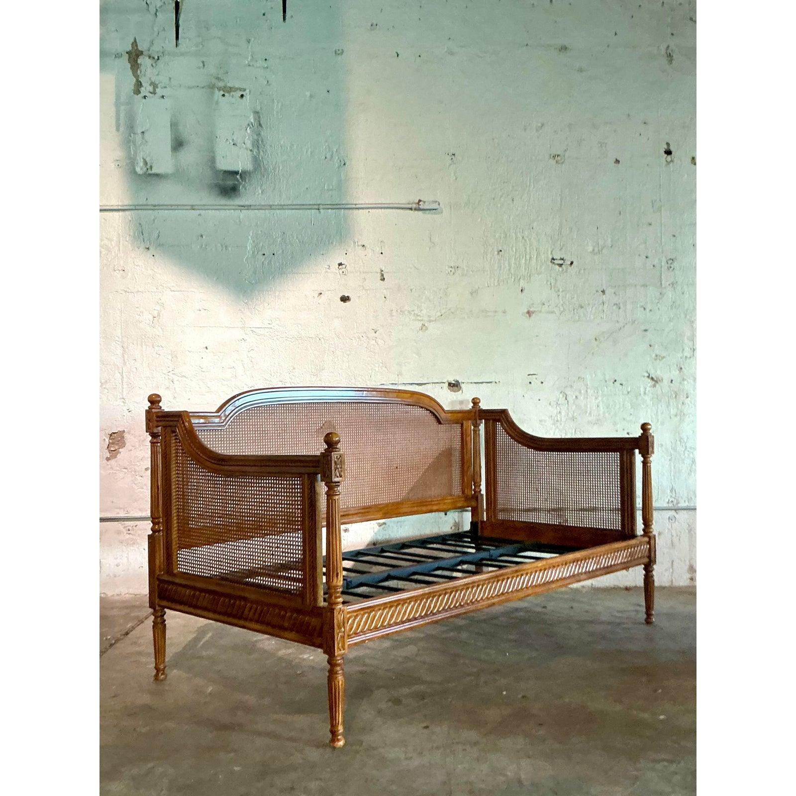 Lit de jour Vintage Regency Ballard Cane Bon état - En vente à West Palm Beach, FL