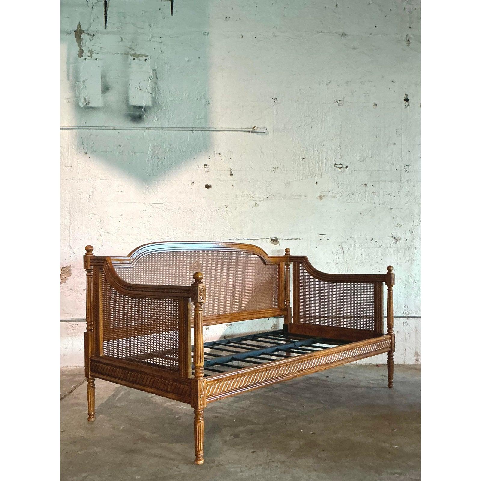20ième siècle Lit de jour Vintage Regency Ballard Cane en vente