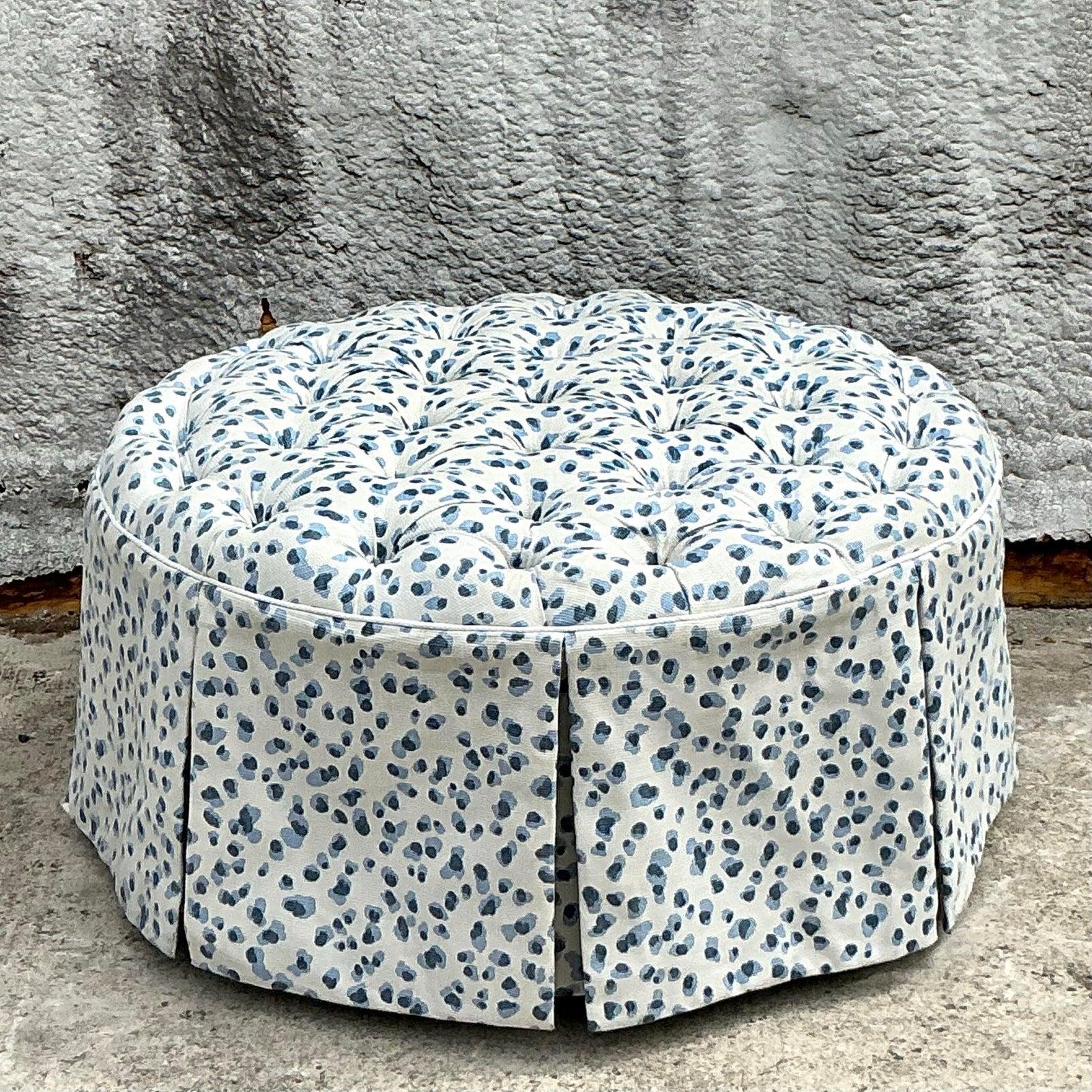 Bringen Sie einen Hauch von zeitloser Eleganz in Ihr Zuhause mit diesem Vintage Regency Ballard Design Hayes 37 Tufted Ottoman, eine perfekte Mischung aus klassischer Raffinesse und modernem Charme. Die Ottomane mit luxuriösem blau-weißem