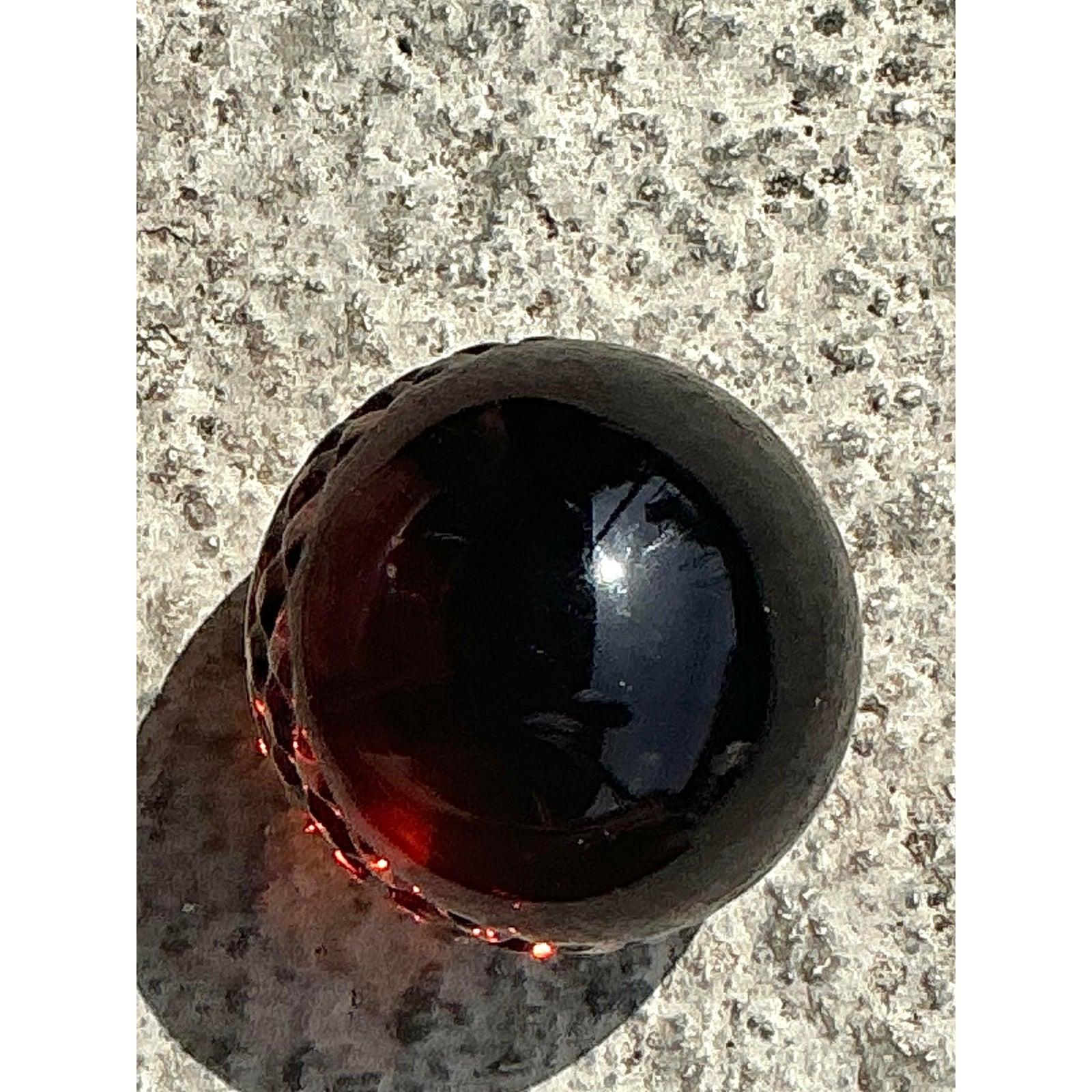 Aggiungi un tocco di raffinato fascino vintage al tuo spazio con questa accattivante sfera in vetro massiccio Vintage Regency Band. Caratterizzato da una ricca tonalità ambrata e da intricati dettagli in vetro tagliato che circondano la base, questo