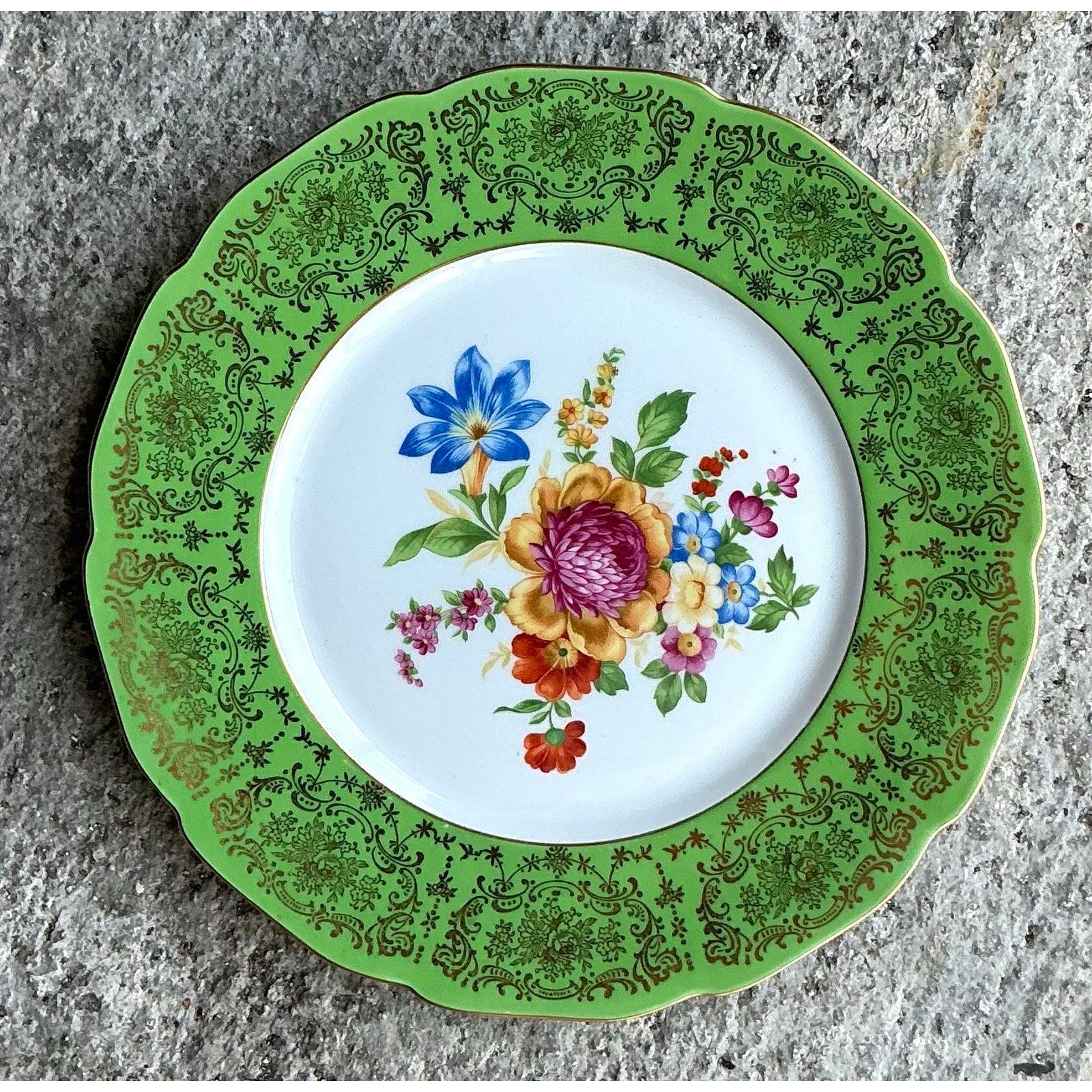 Infondi nella tua esperienza culinaria un'eleganza europea senza tempo con questo set di 8 piatti Vintage Regency Baronet Bavaria Czechoslovakia Floral China. Ogni piatto presenta un vivace bouquet di fiori da giardino dipinto a mano al centro,