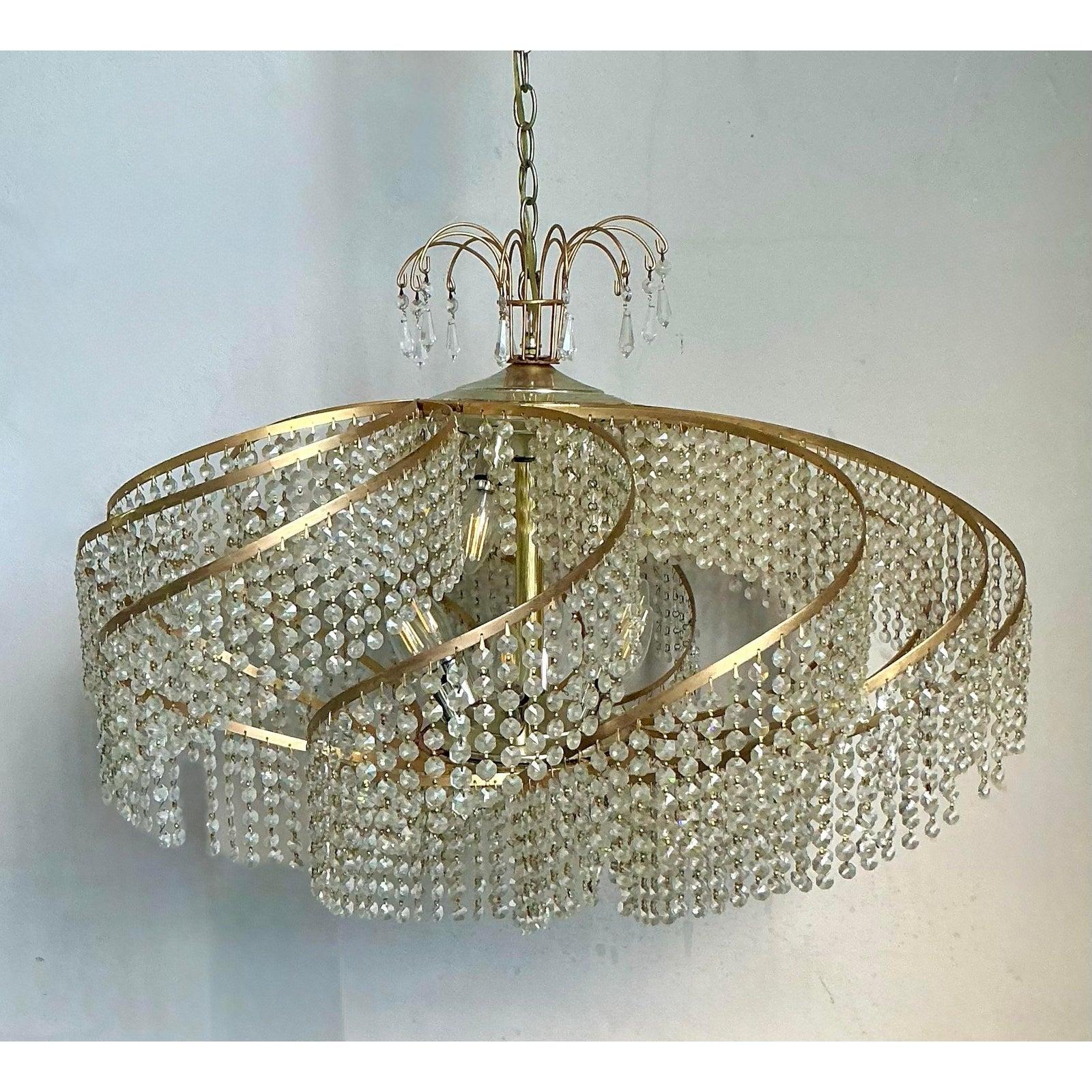 Ottone Lampadario a vortice in cristallo belga Vintage Regency in vendita