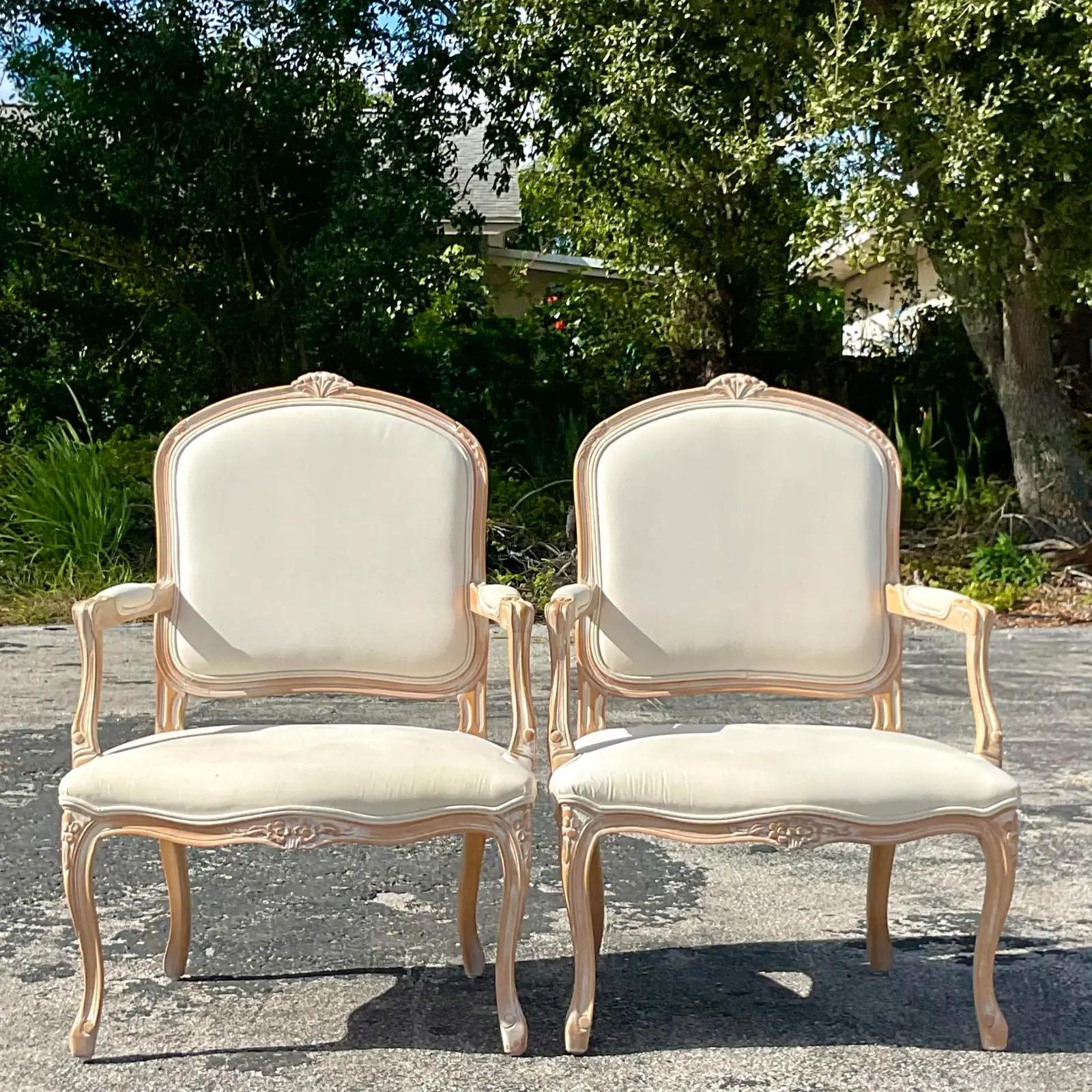 Une fabuleuse paire de chaises Bergère Regency vintage. Magnifique détail sculpté à la main sur la forme classique. Acquis d'une propriété de Palm Beach.