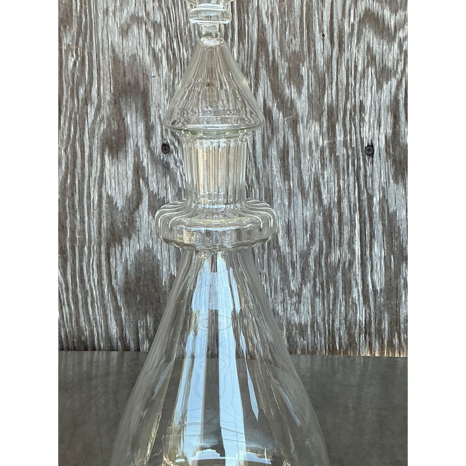 Werten Sie Ihre Bargeschirr-Sammlung mit dieser exquisiten mundgeblasenen Glaskaraffe im Regency-Stil auf. Mit seiner anmutig verjüngten Form und dem kunstvoll gestalteten Stöpsel verkörpert dieses mundgeblasene Glasstück zeitlose Raffinesse. Die
