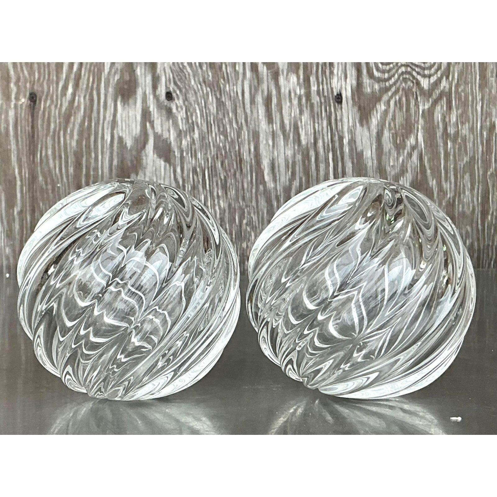 Américain Paire de sphères en verre soufflé de style Régence en vente