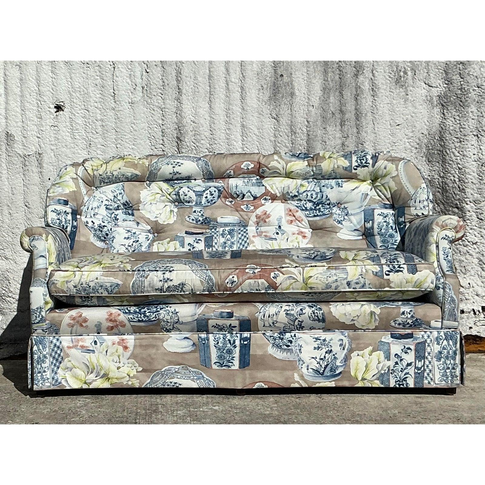 Cette exquise causeuse vintage Regency est une véritable pièce d'apparat, revêtue d'un tissu accrocheur orné d'un élégant imprimé inspiré de la chinoiserie. Whiting/One présente un design complexe de vases en porcelaine bleus et blancs sur un fond