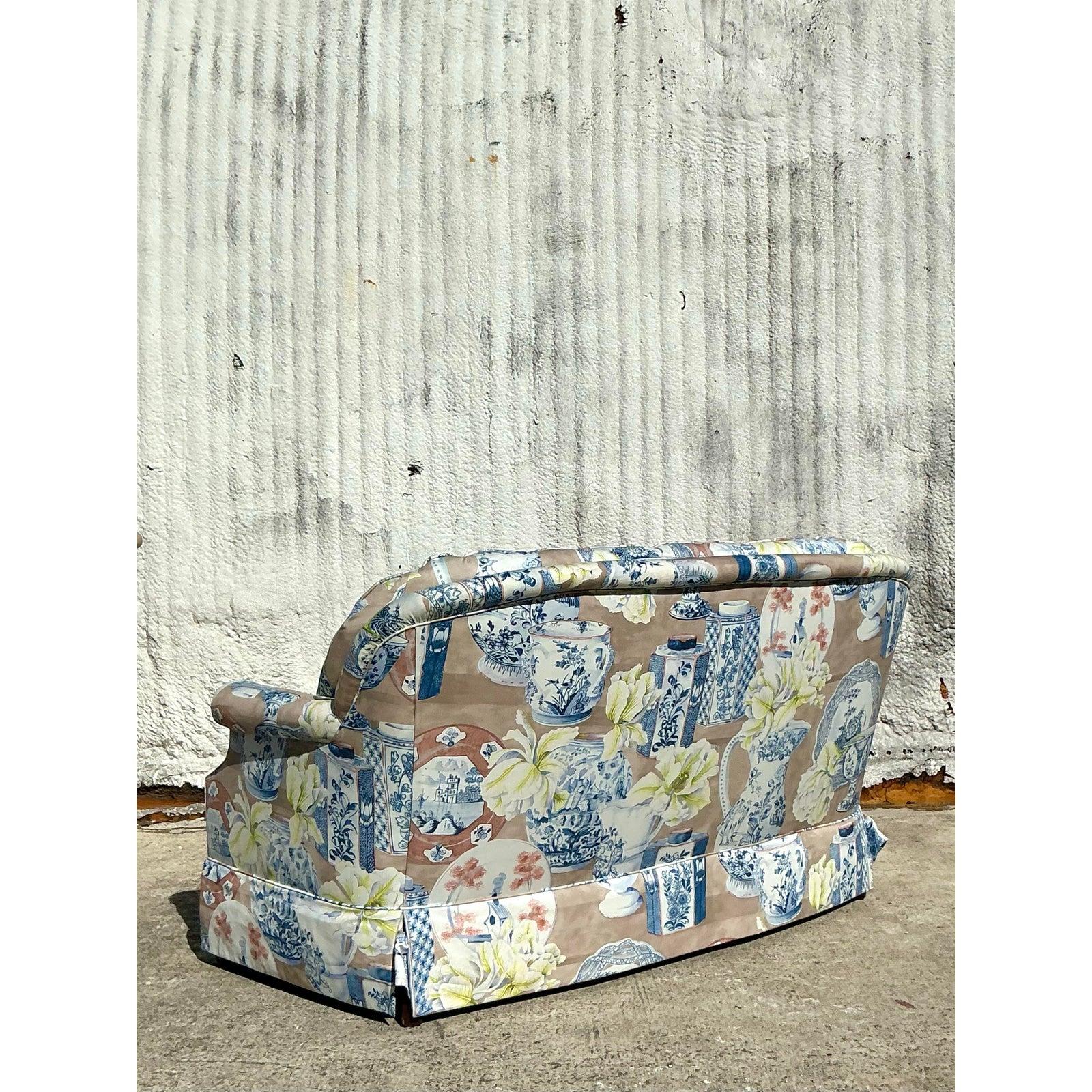 Américain Causeuse vintage Regency à vase imprimé bleu et blanc en vente