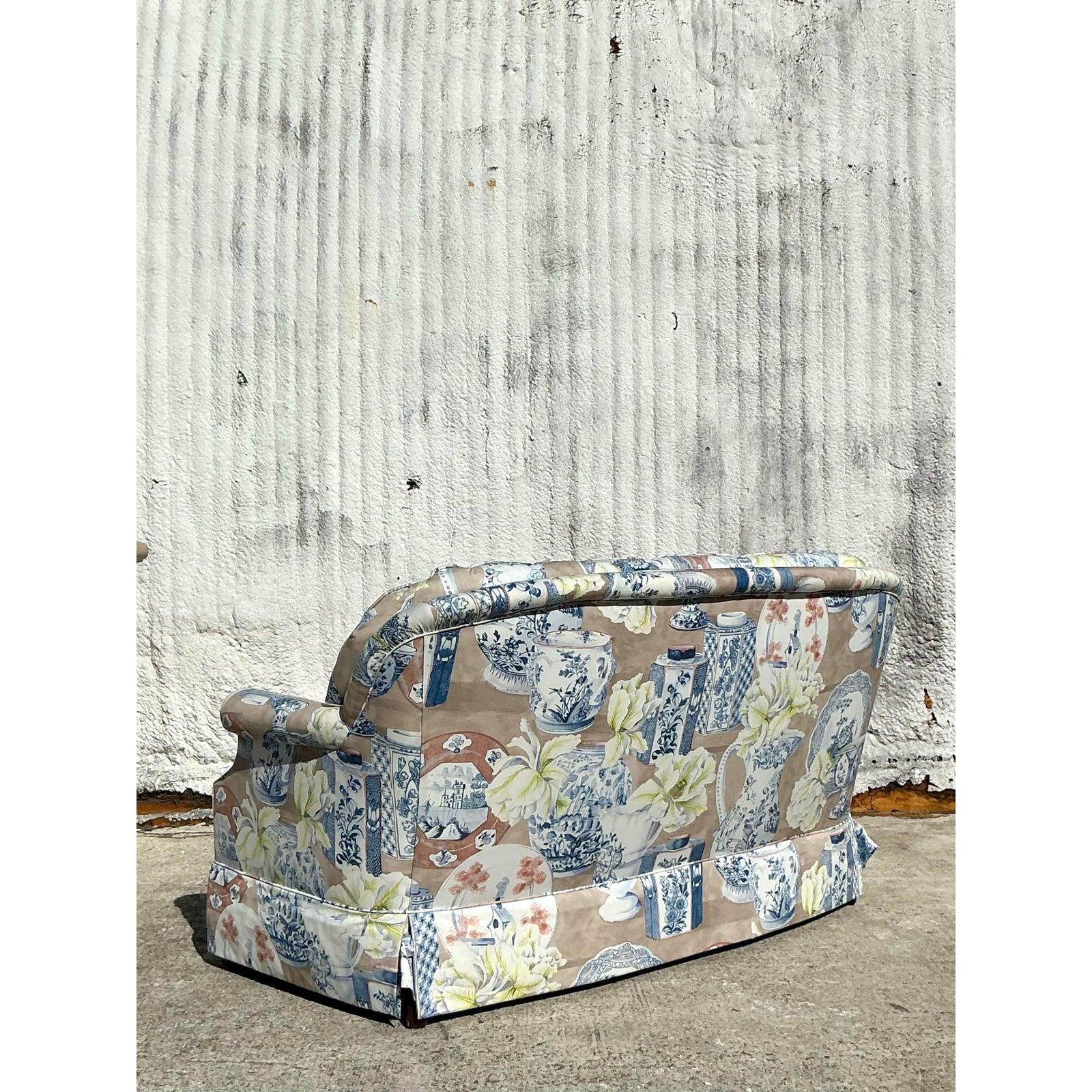 XXIe siècle et contemporain Causeuse vintage Regency à vase imprimé bleu et blanc en vente