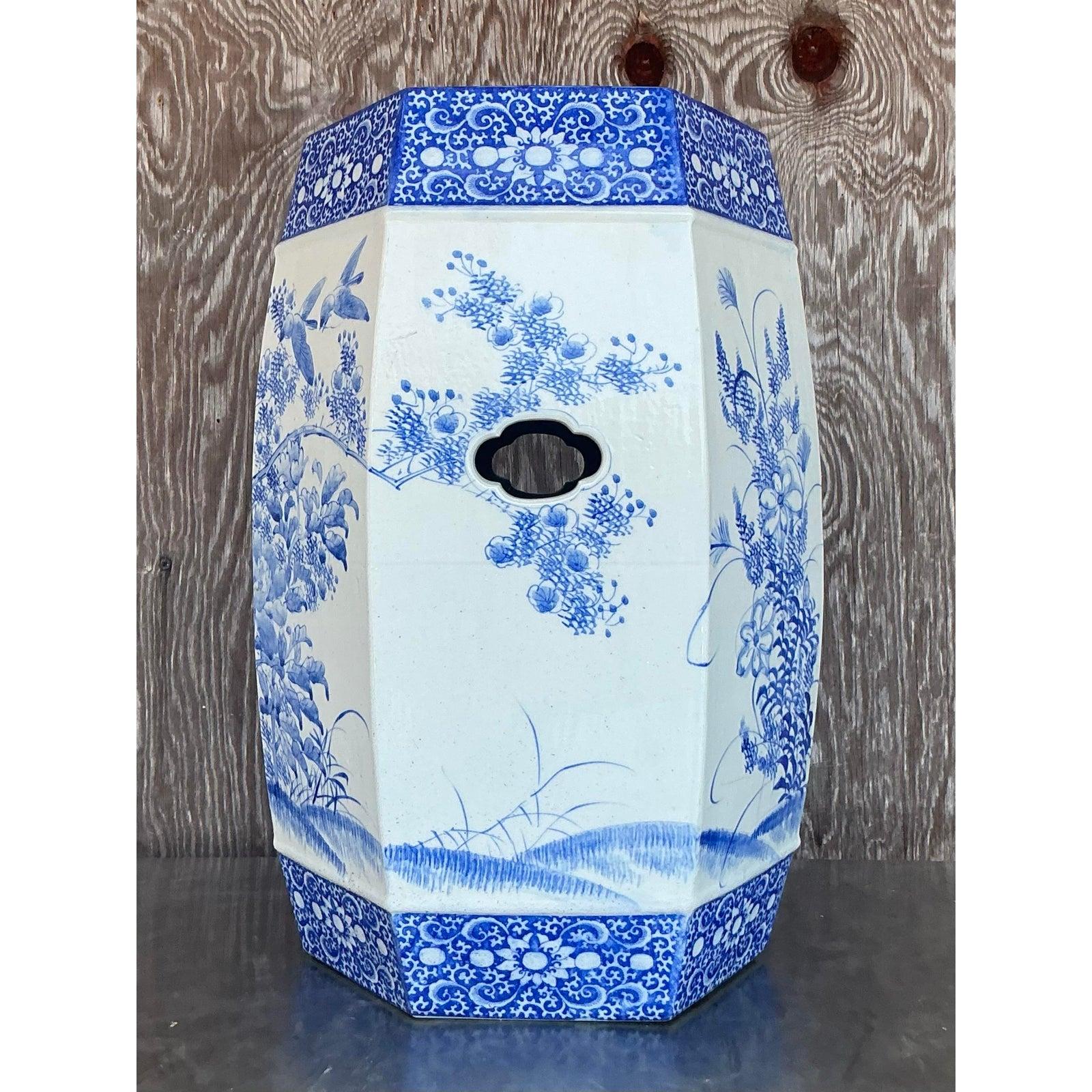 Eleva i tuoi interni con questo squisito sgabello basso in ceramica Vintage Regency Blue Willow, un pezzo senza tempo che fonde perfettamente forma e funzione. Questo sgabello esagonale, che presenta un'intricata smaltatura blu e bianca in stile