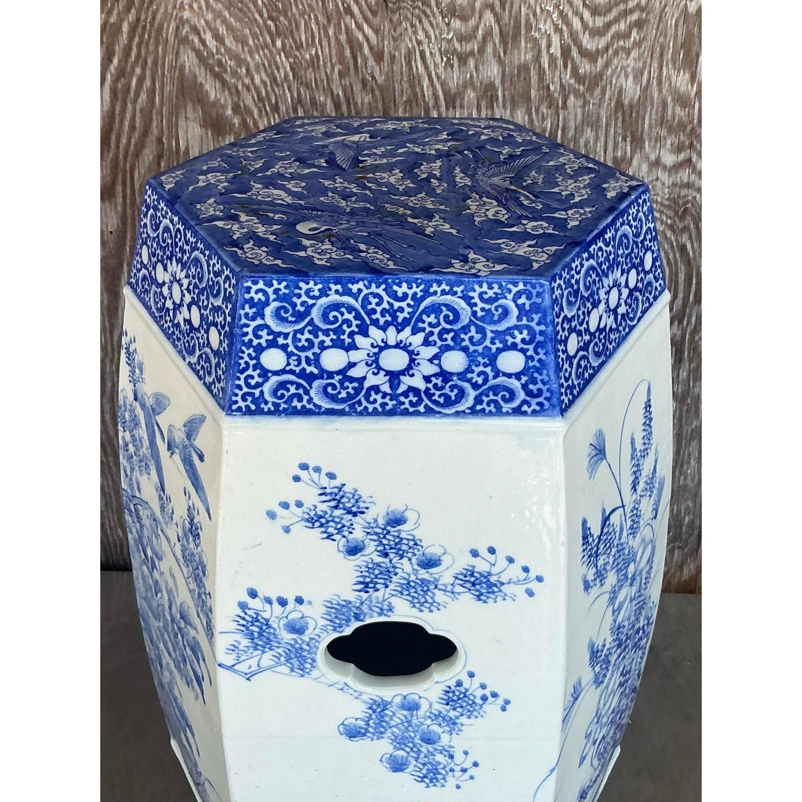 Cinese Sgabello basso in ceramica smaltata blu Regency d'epoca in vendita