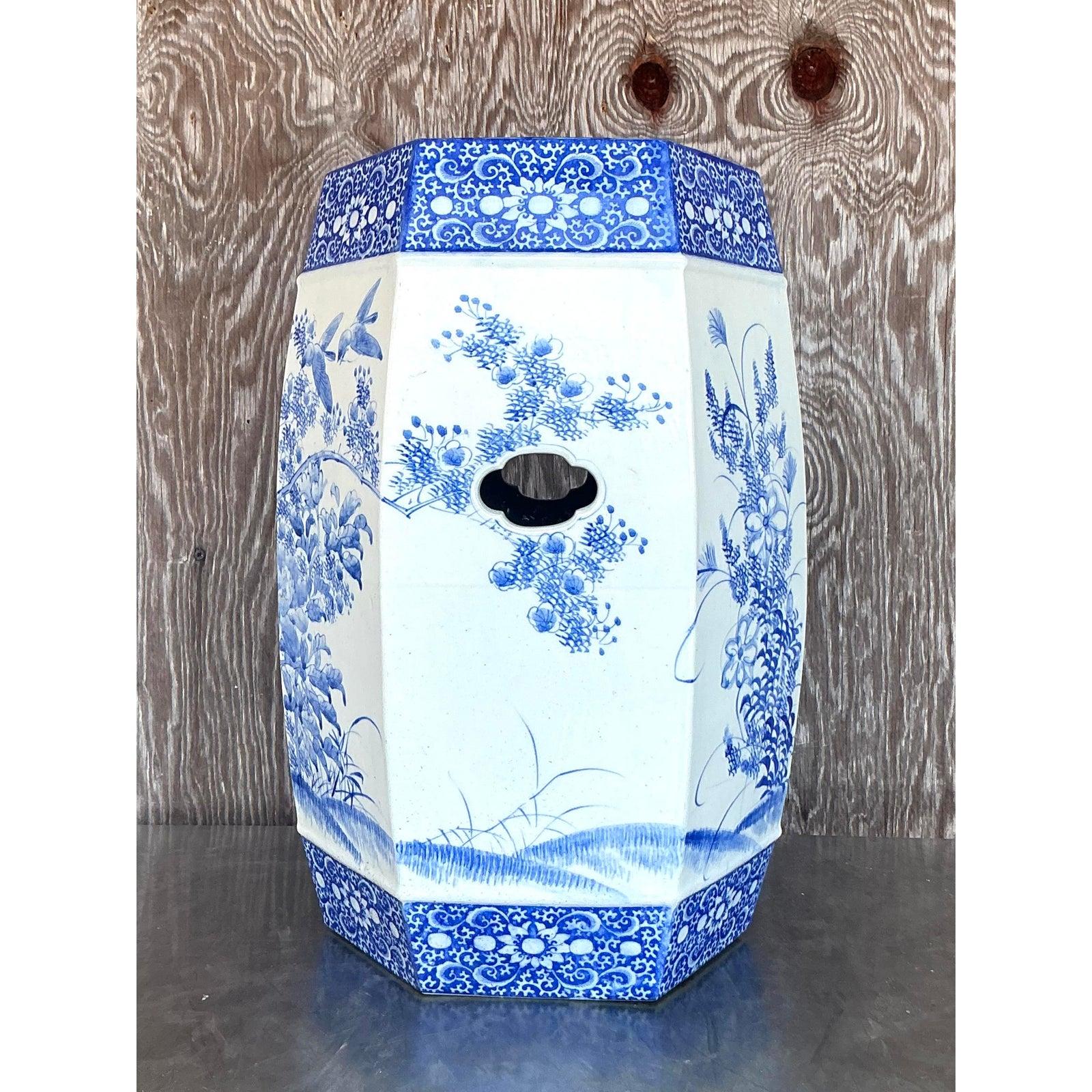 Sgabello basso in ceramica smaltata blu Regency d'epoca in vendita 1