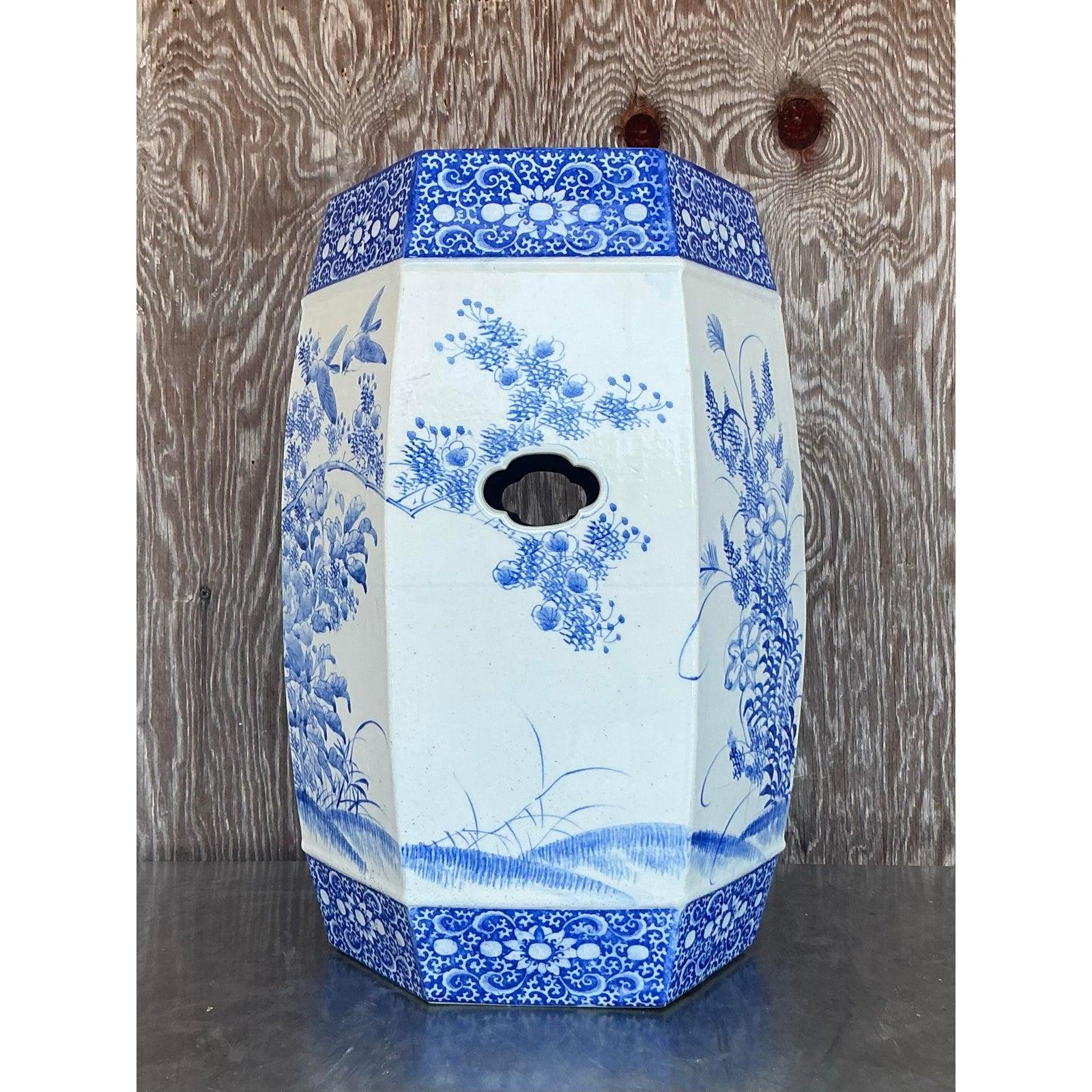 Sgabello basso in ceramica smaltata blu Regency d'epoca in vendita 2