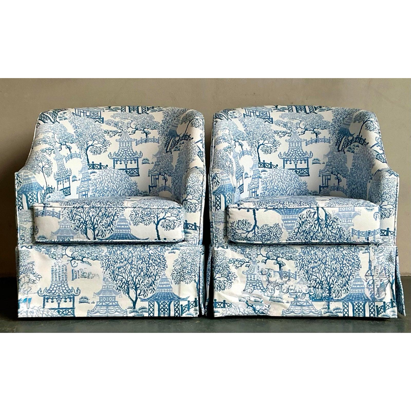 Scopri questa elegante coppia di sedie girevoli vintage in stile Regency, squisitamente rivestite in un intramontabile tessuto toile blu e bianco 