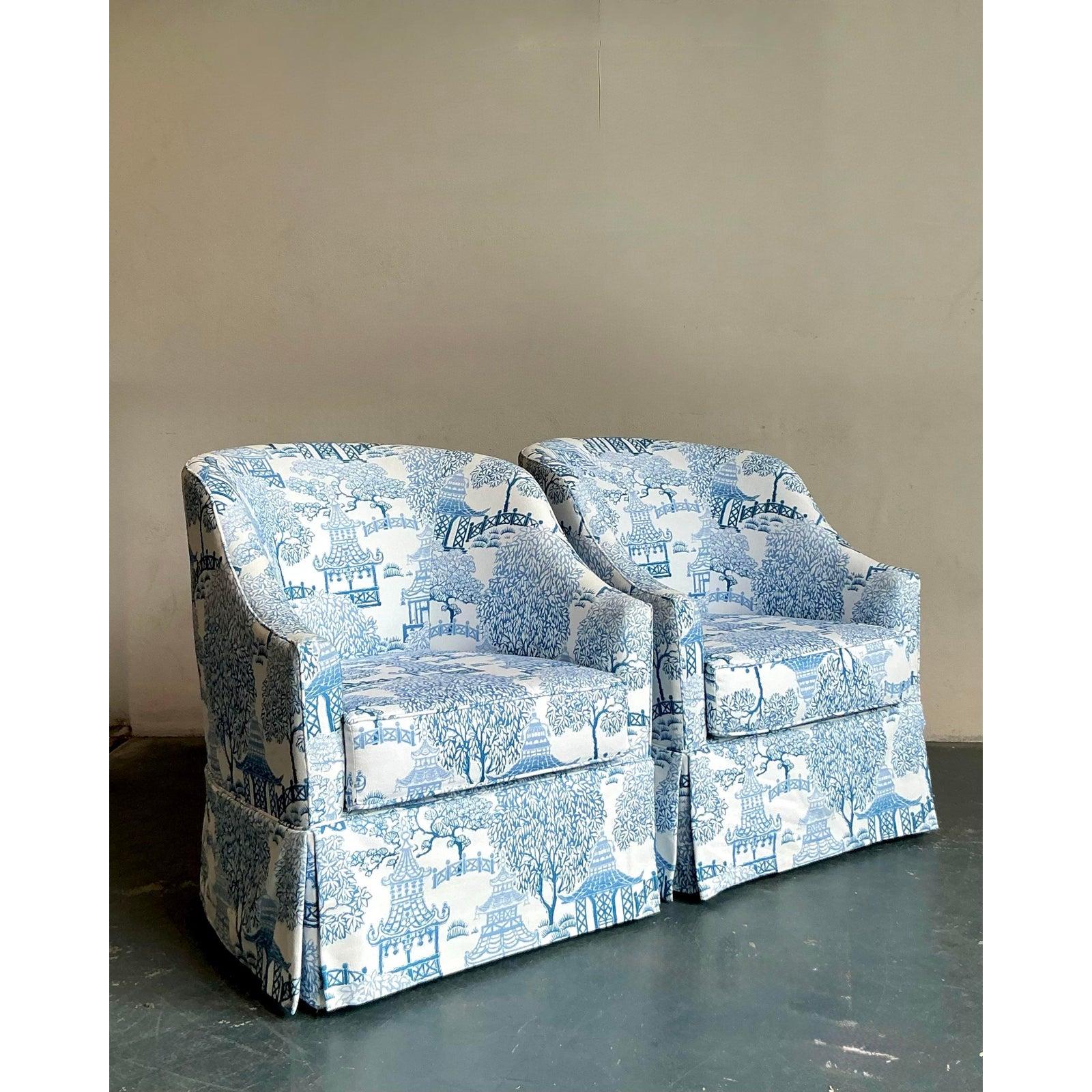 XX secolo Sedie girevoli in salice blu Regency d'epoca - Una coppia in vendita