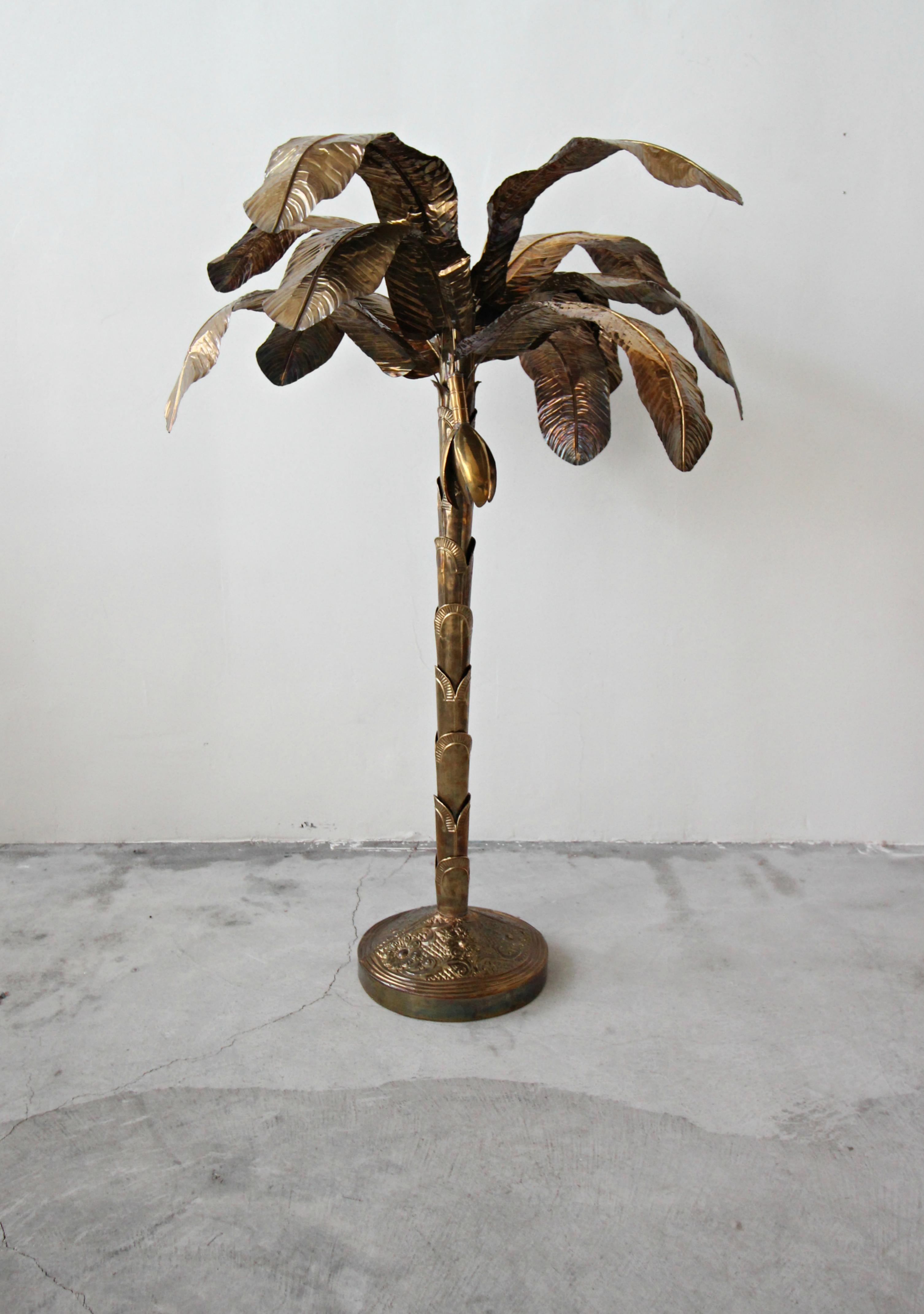 Gorgeous Regency style, vintage brass banana leaf tree. Beautiful, nvarying degrees of patina, adding contrast and interest. 

Tree is in excellent condition, minor dents to leaves customary to these pieces. See images for condition.




