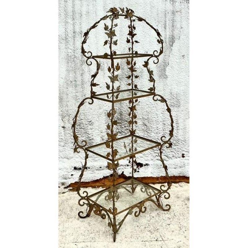 Scopri un capolavoro di arte botanica con questa incantevole etagere vintage. Realizzato magistralmente in metallo dorato, questo pezzo scultoreo è caratterizzato da rampicanti, foglie delicate e farfalle svolazzanti che salgono con grazia sulla sua