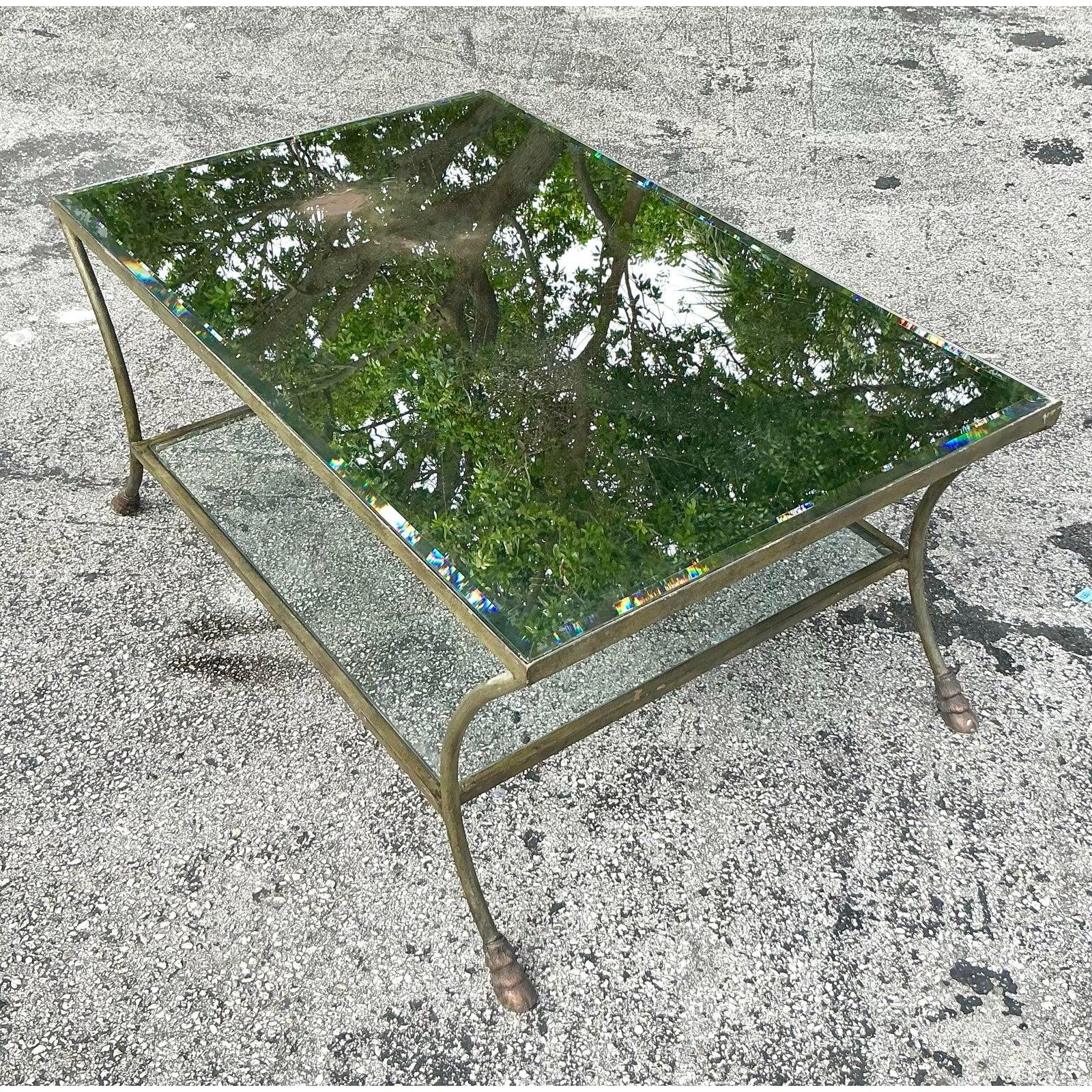 Table basse Vintage Regency à sabots en laiton Bon état - En vente à west palm beach, FL