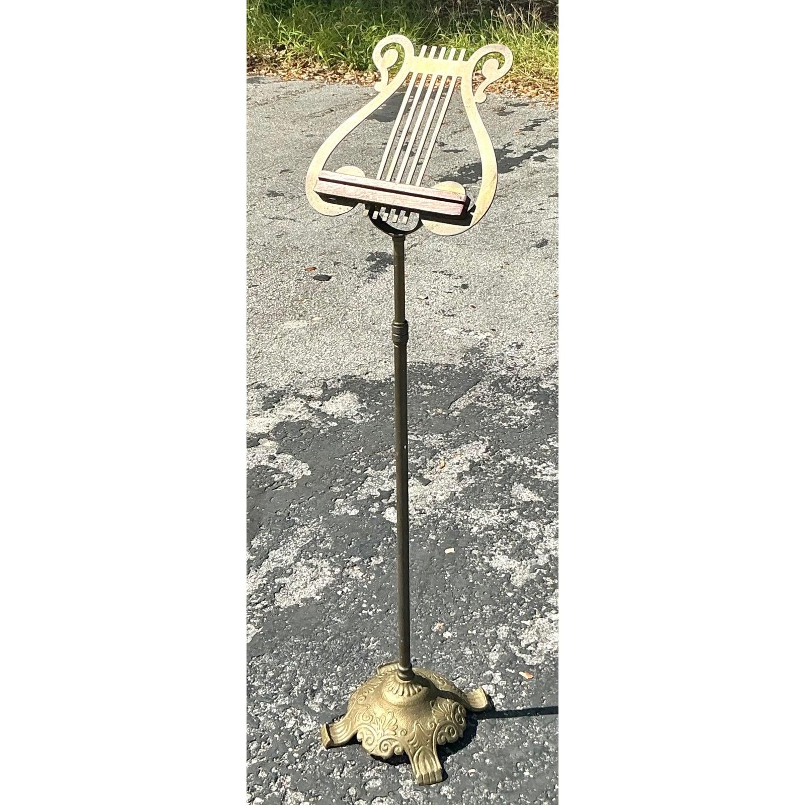 Eleva il tuo spazio con questo raffinato leggio vintage in ottone Regency, un mix perfetto di eleganza e funzionalità. Realizzato con un piano a forma di lira e una base in ottone fuso, questo supporto incarna la raffinatezza classica. L'altezza