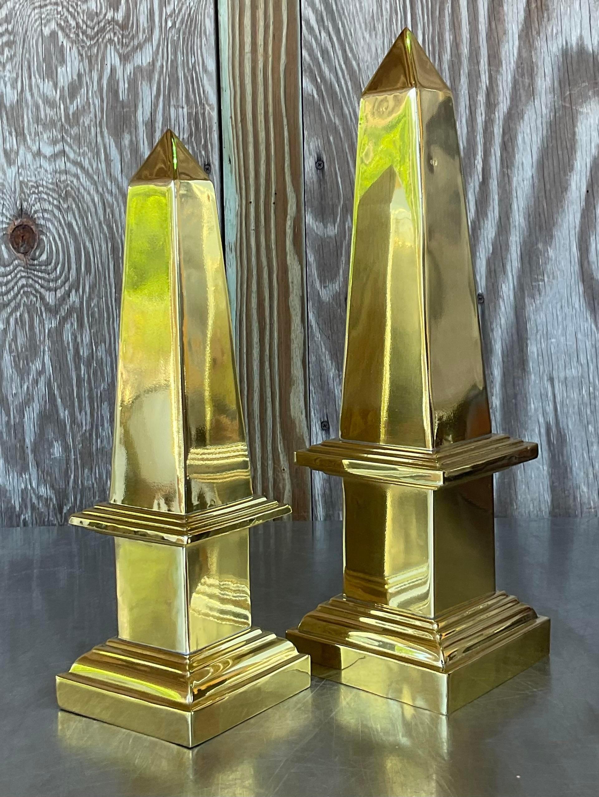Con un'eleganza senza tempo, questa coppia di obelischi in ottone Vintage Regency aggiunge un tocco di raffinatezza americana a qualsiasi spazio, fondendo un design classico con un fascino duraturo.

Secondo obelisco 4,5x4,5x14,5