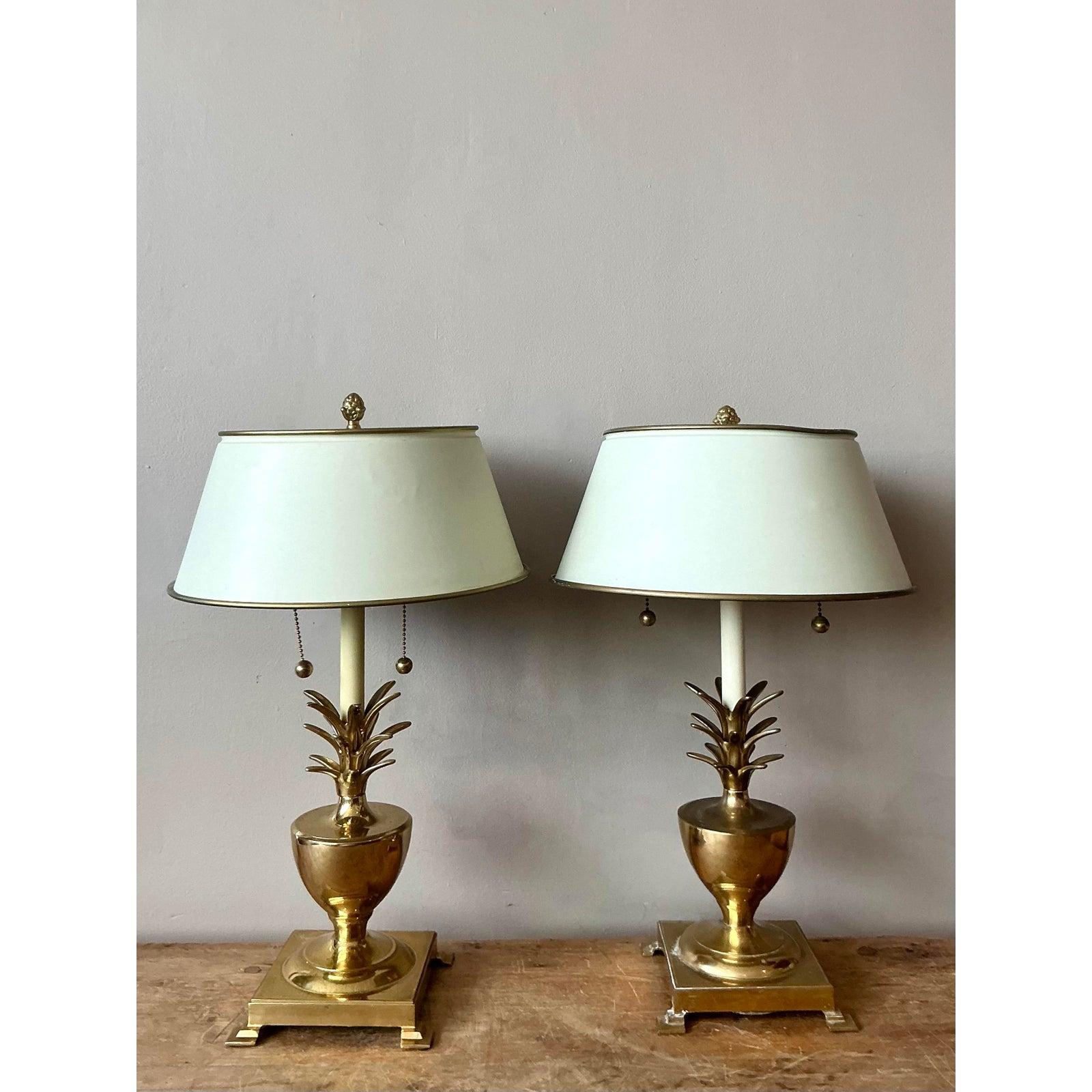 Accogli gli ospiti con il simbolo intramontabile dell'ospitalità grazie a questa elegante coppia di lampade da tavolo ad ananas in ottone vintage. Un punto fermo dell'arredamento Hollywood Regency e Traditional, ogni lampada presenta una base in